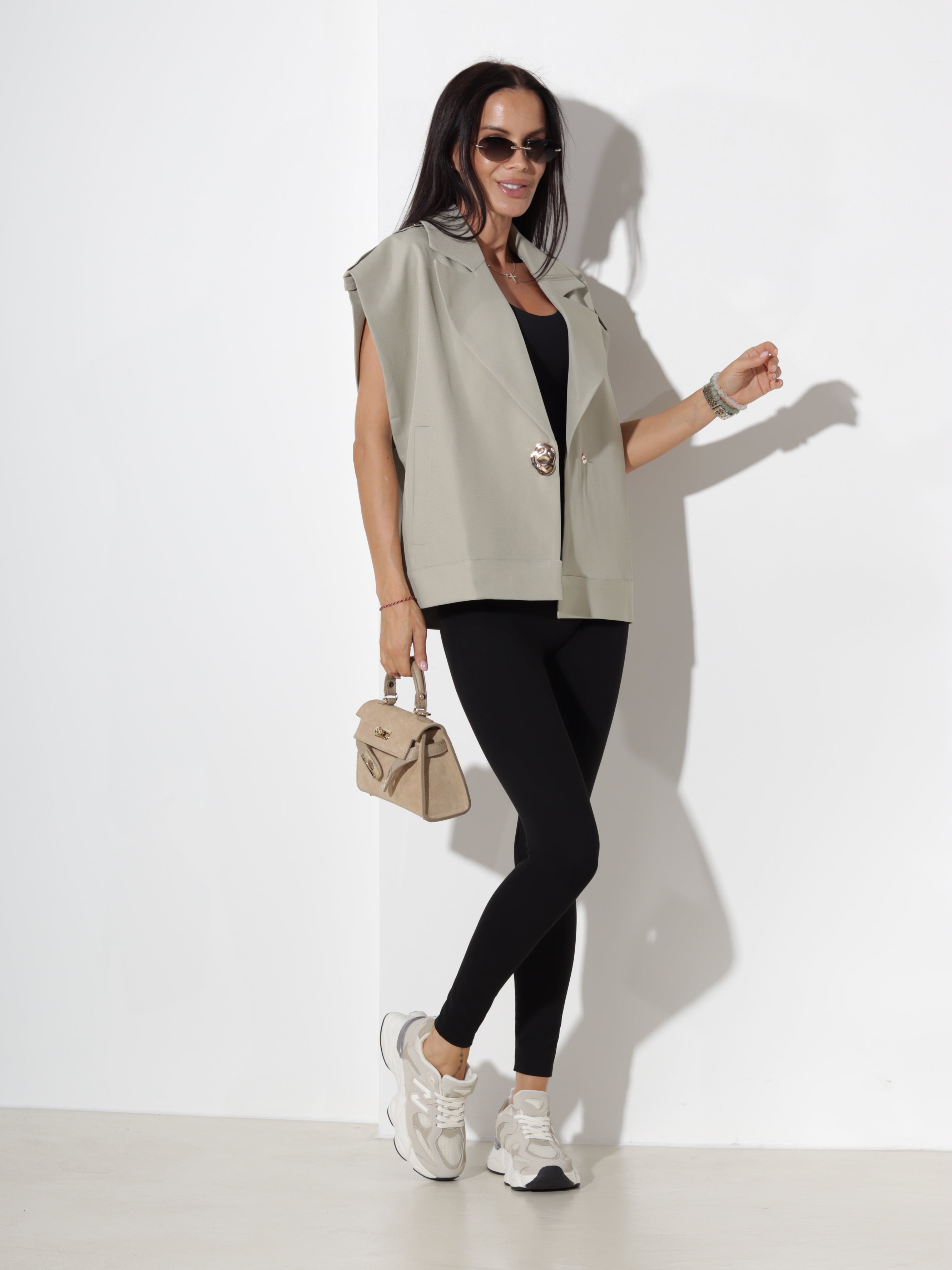 Zaļa oversize veste ar zelta krāsas spiedpogu un platu apkakli  - 20366