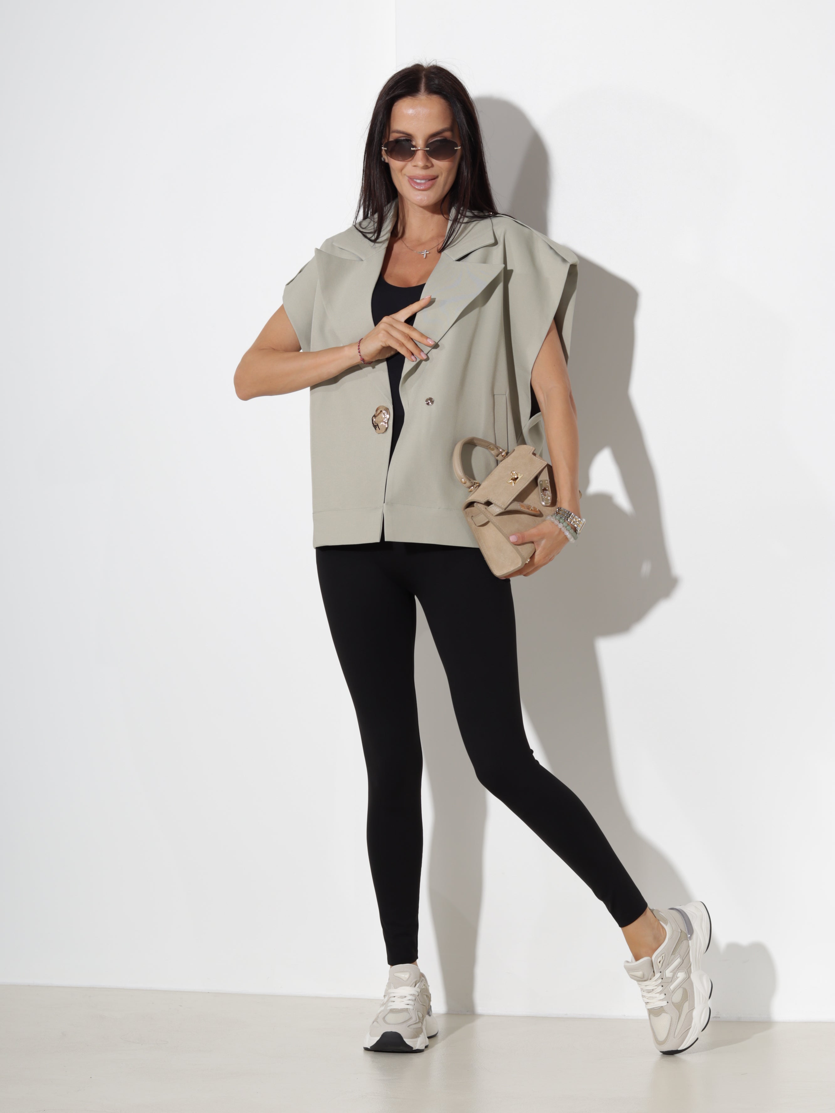 Zaļa oversize veste ar zelta krāsas spiedpogu un platu apkakli  - 20366