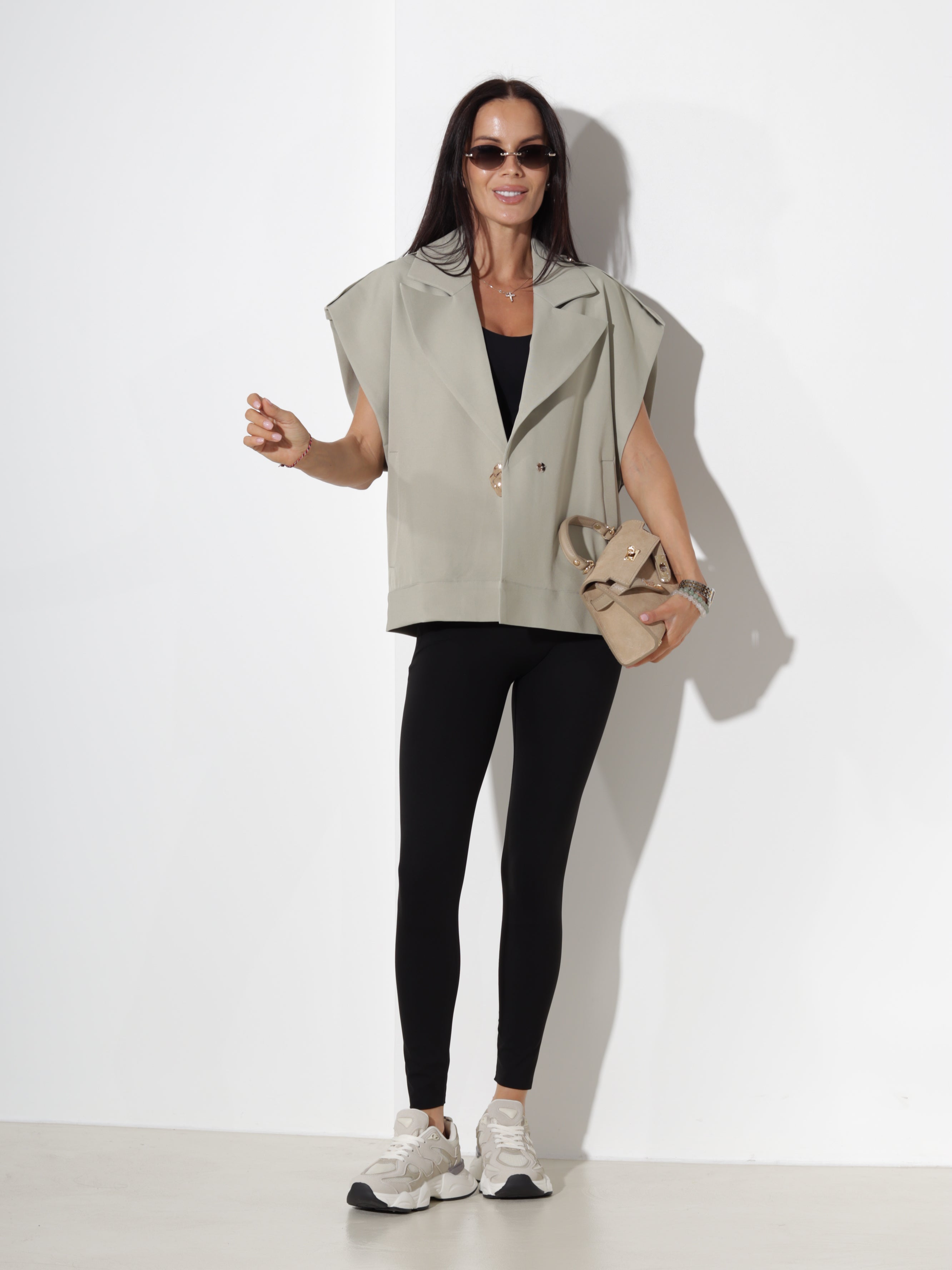 Zaļa oversize veste ar zelta krāsas spiedpogu un platu apkakli  - 20366