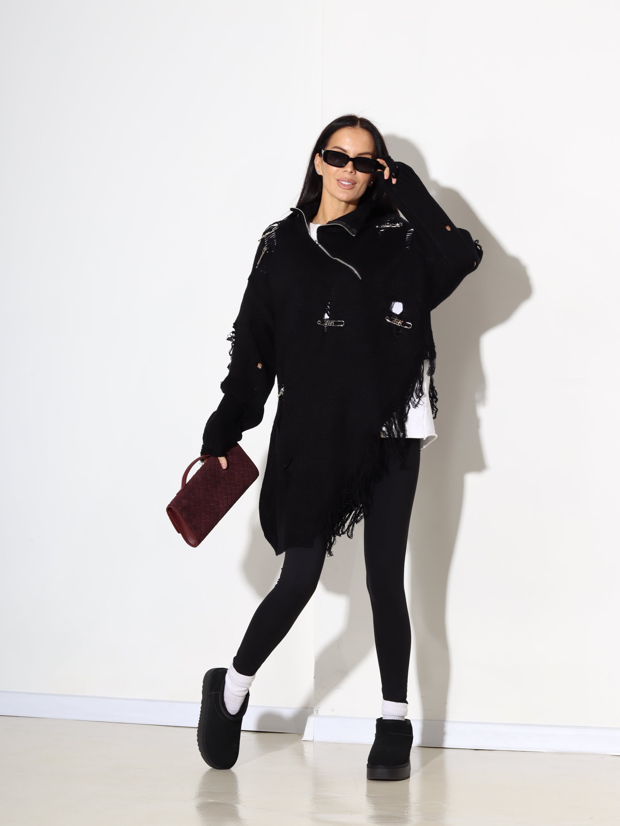 Melns džemperis ar plēsumiem, rāvējslēdzēju un piespraudēm - 17912