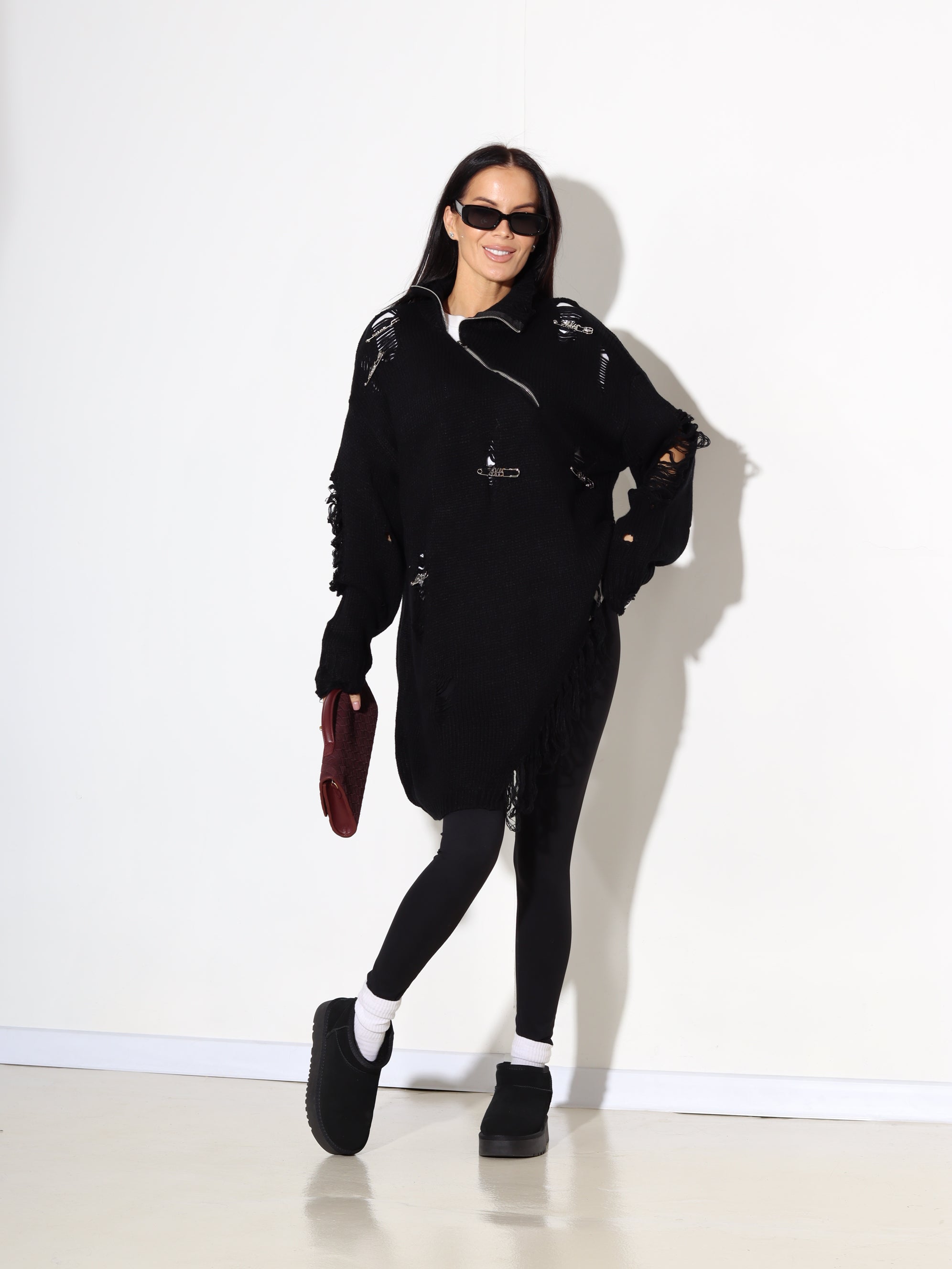 Melns džemperis ar plēsumiem, rāvējslēdzēju un piespraudēm - 17912