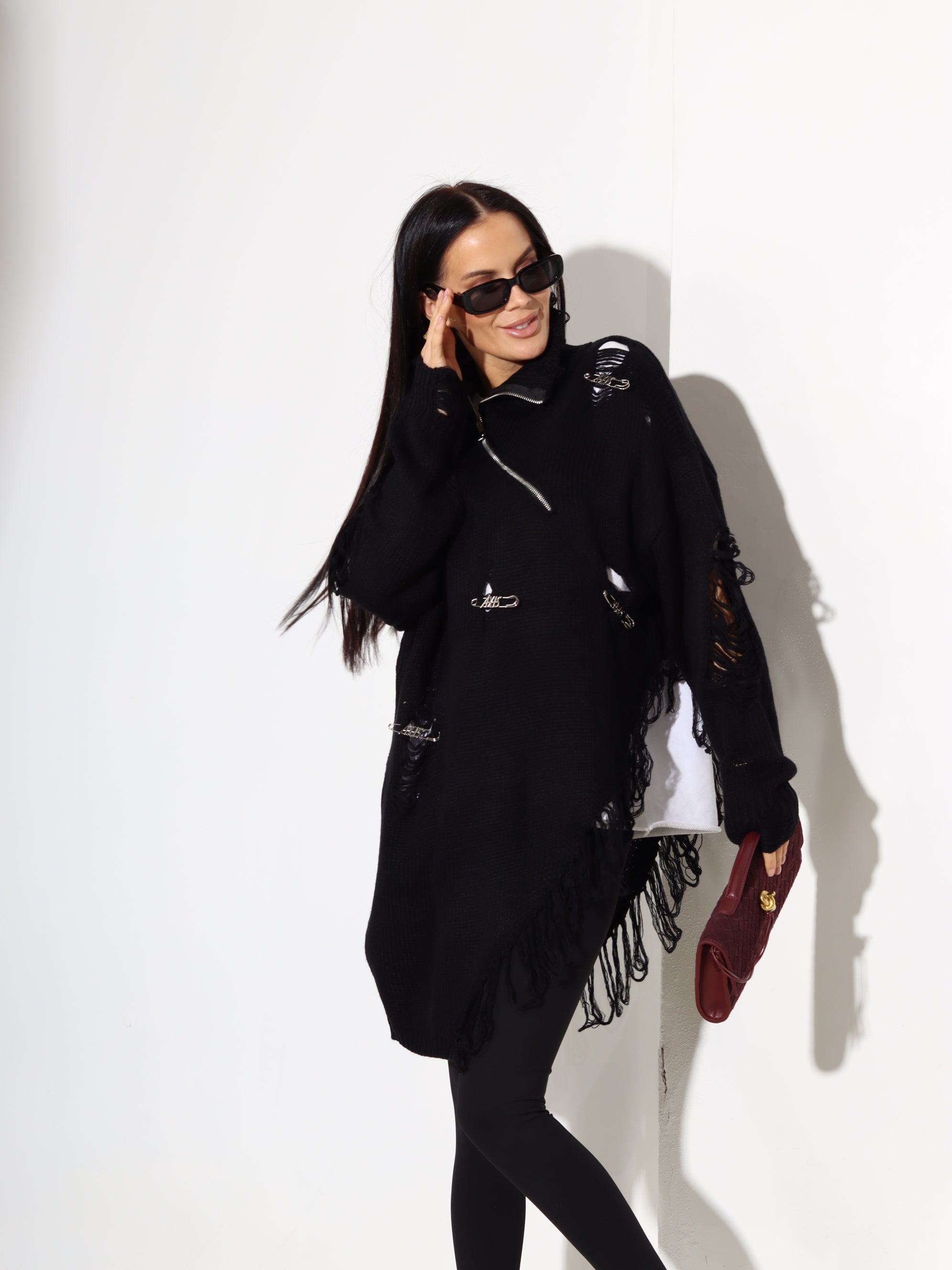 Melns džemperis ar plēsumiem, rāvējslēdzēju un piespraudēm - 17912