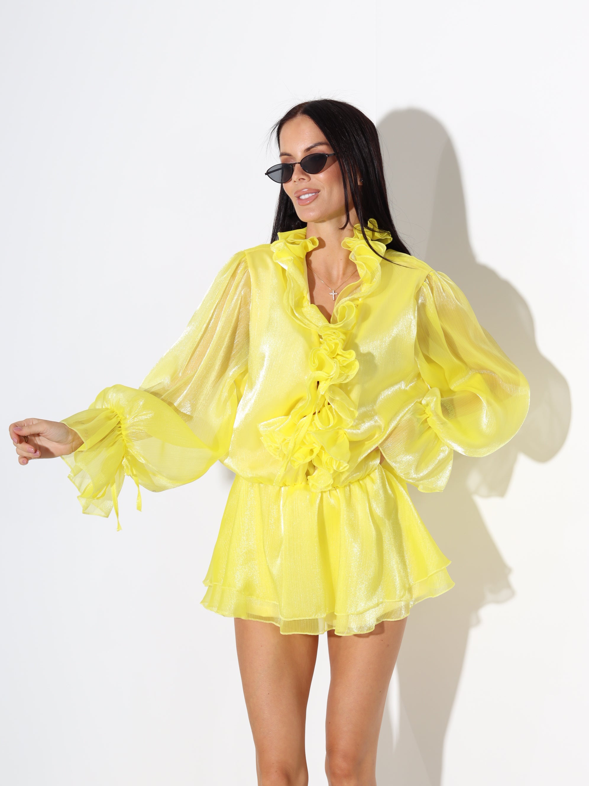 Dzeltena mini organza kleita ar volāniem – 18143