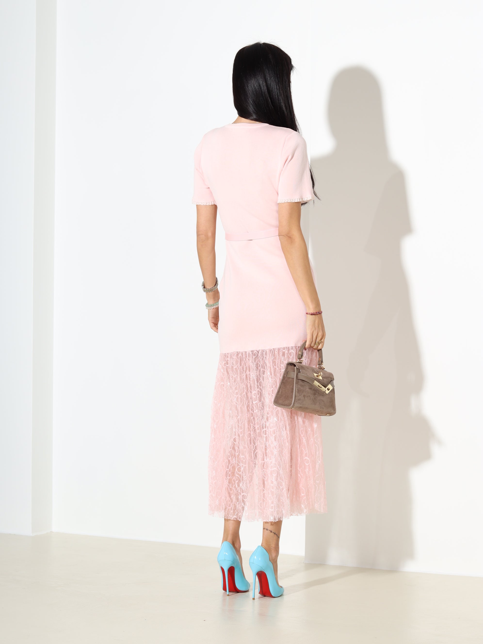 Rozā smalka adīta kleita ar mežģīni apakšdaļā - 18135