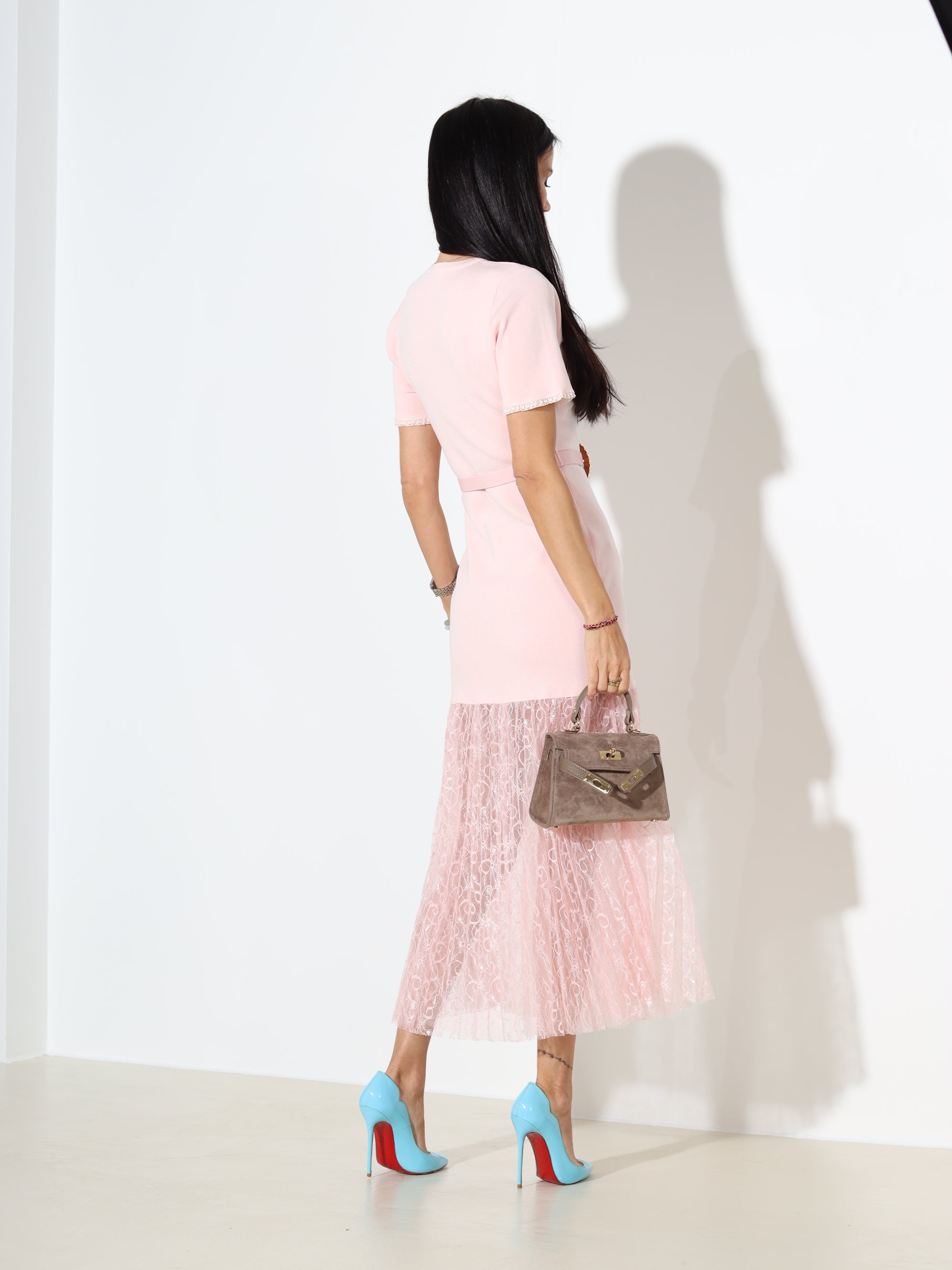 Rozā smalka adīta kleita ar mežģīni apakšdaļā - 18135