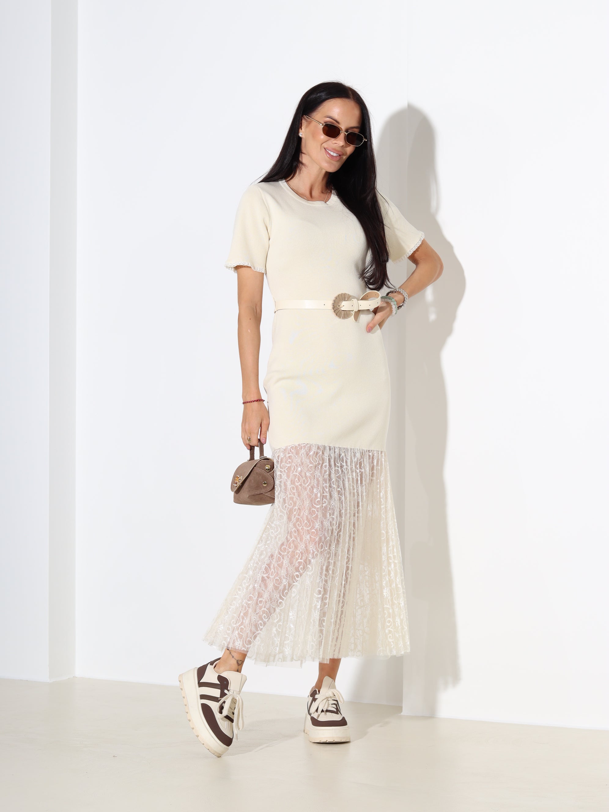 Pienbalta smalka adīta kleita ar mežģīni apakšdaļā - 18136