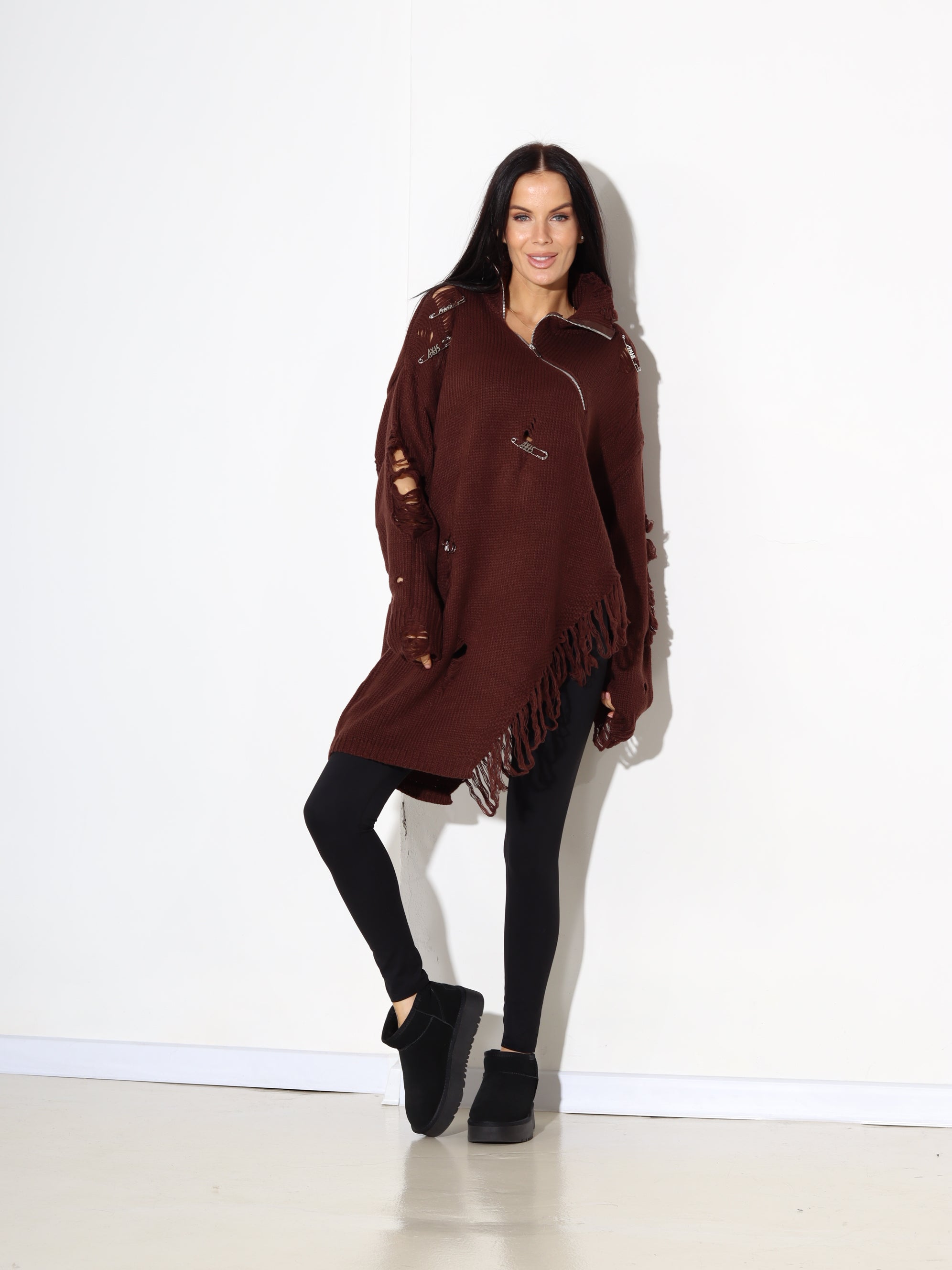 Brūns džemperis ar plēsumiem, rāvējslēdzēju un piespraudēm - 17911