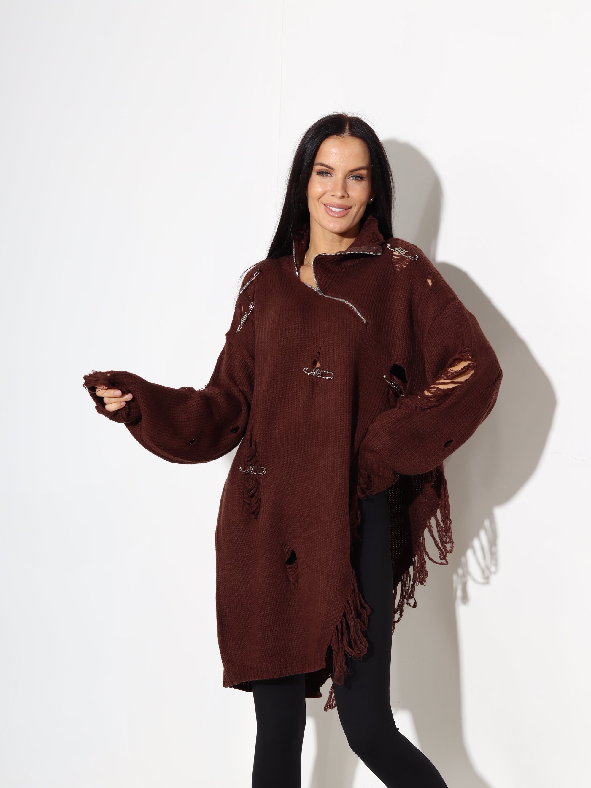 Brūns džemperis ar plēsumiem, rāvējslēdzēju un piespraudēm - 17911