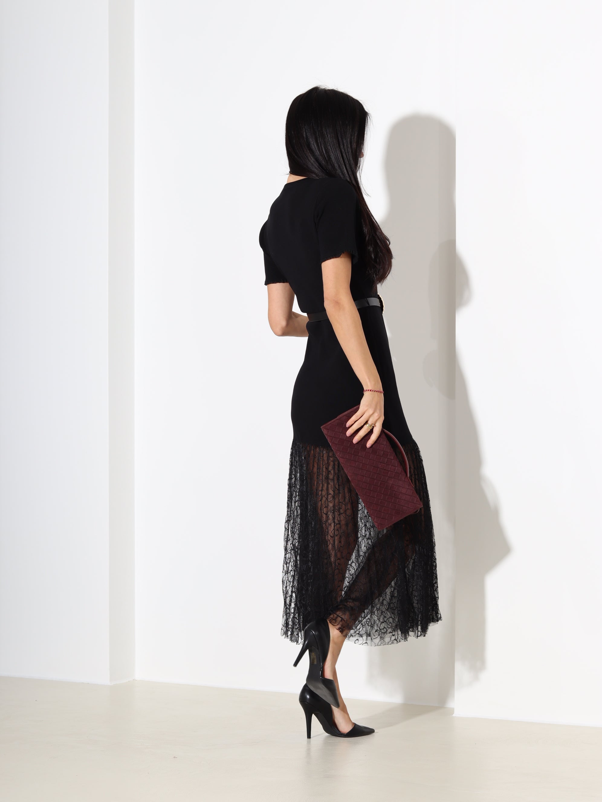 Melna smalka adīta kleita ar mežģīni apakšdaļā - 18137