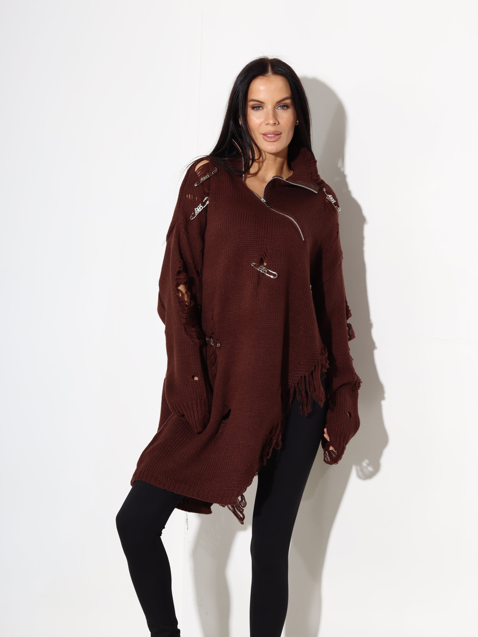 Brūns džemperis ar plēsumiem, rāvējslēdzēju un piespraudēm - 17911