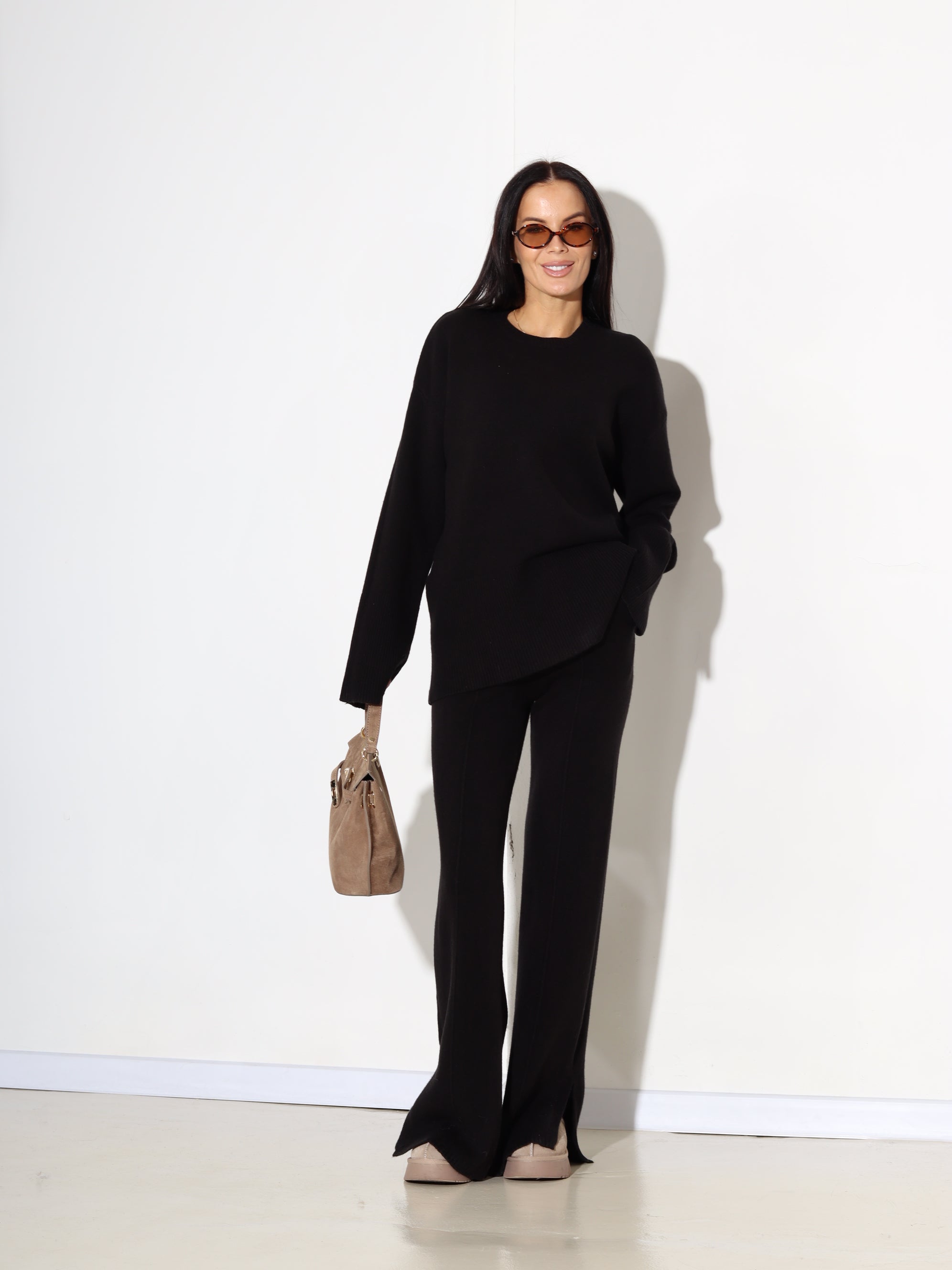 Melns adīts komplets ar pagarinātu džemperi un šķēlumiem bikšu galos - 17915