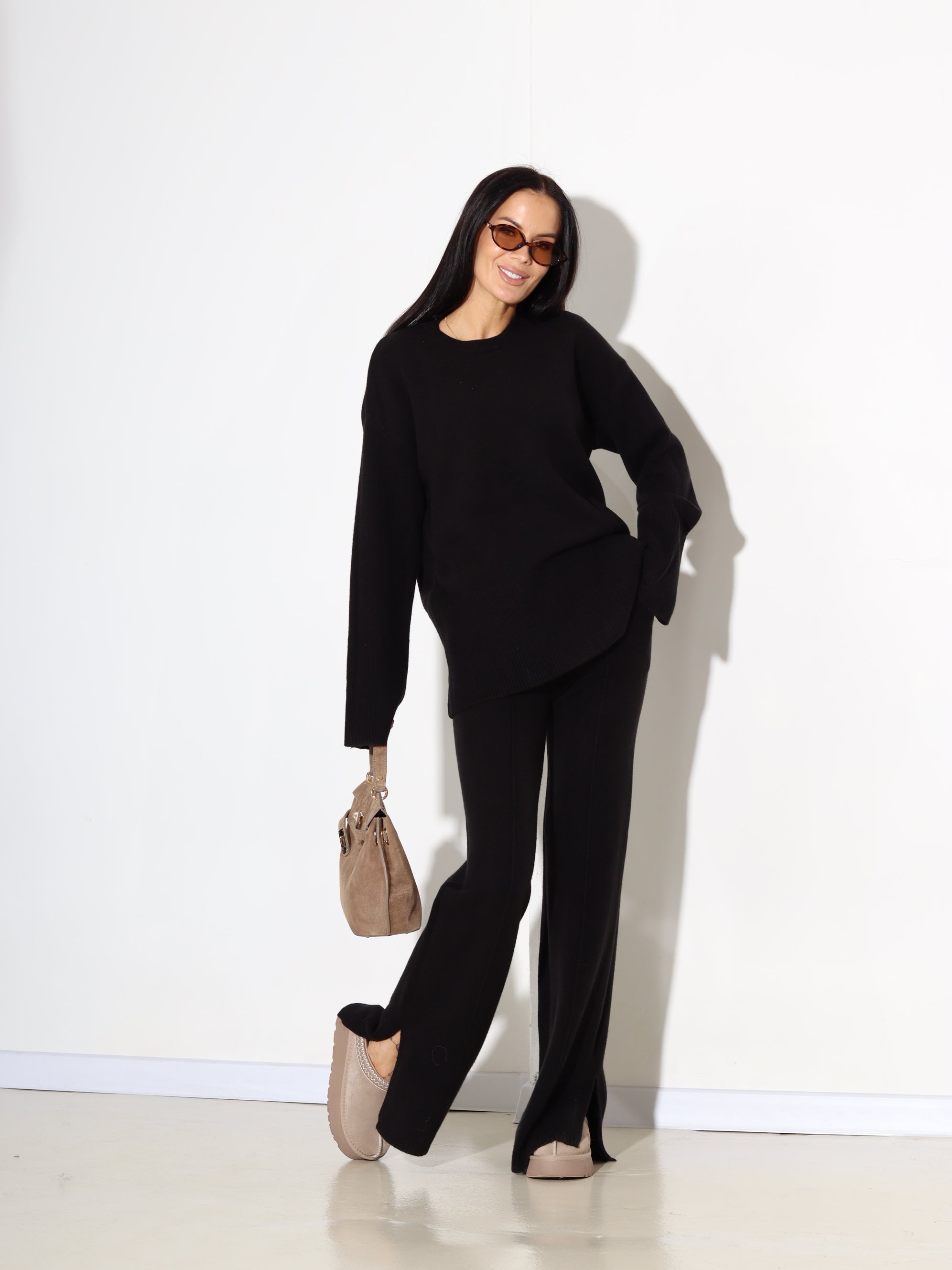 Melns adīts komplets ar pagarinātu džemperi un šķēlumiem bikšu galos - 17915