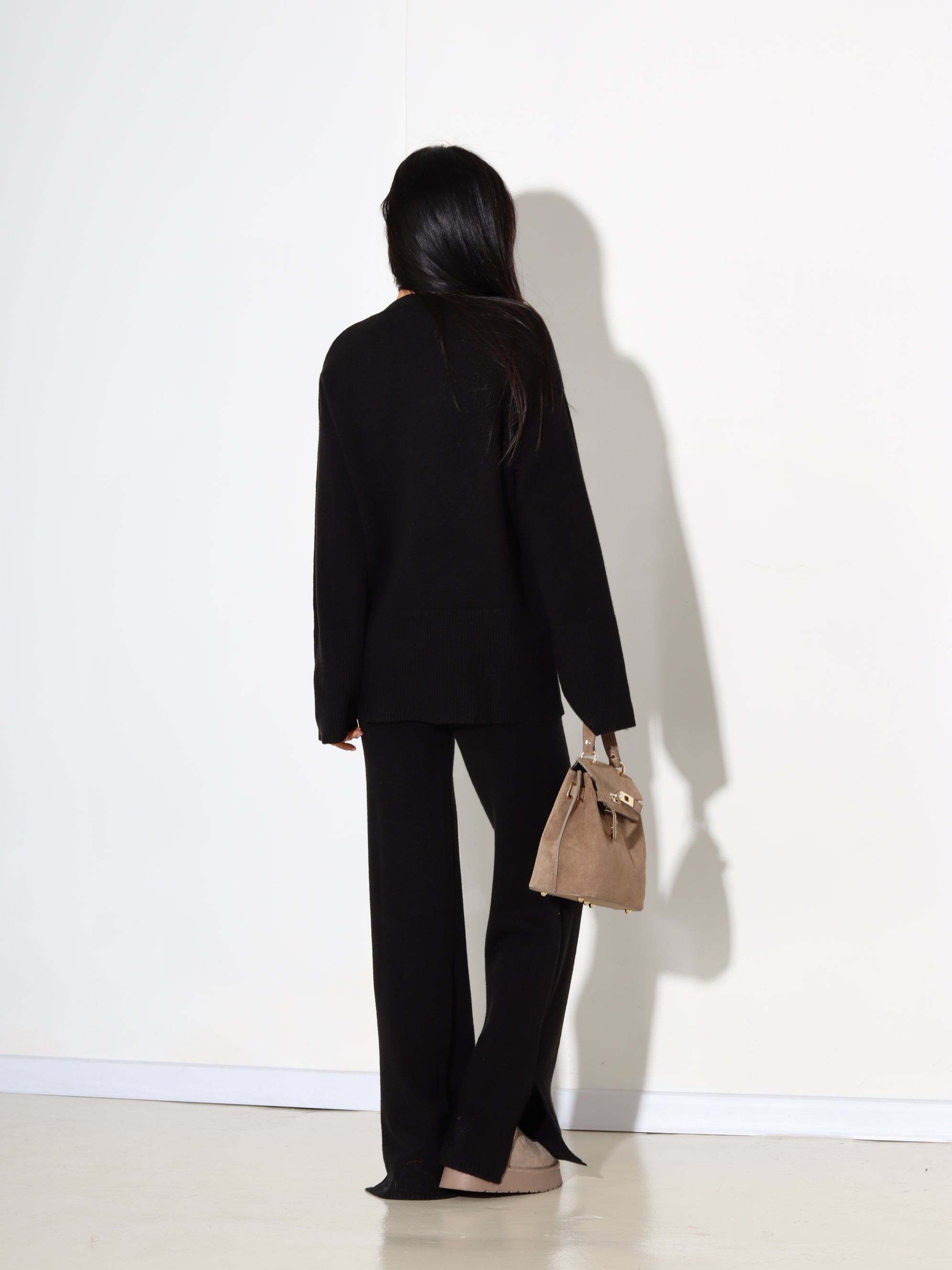 Melns adīts komplets ar pagarinātu džemperi un šķēlumiem bikšu galos - 17915