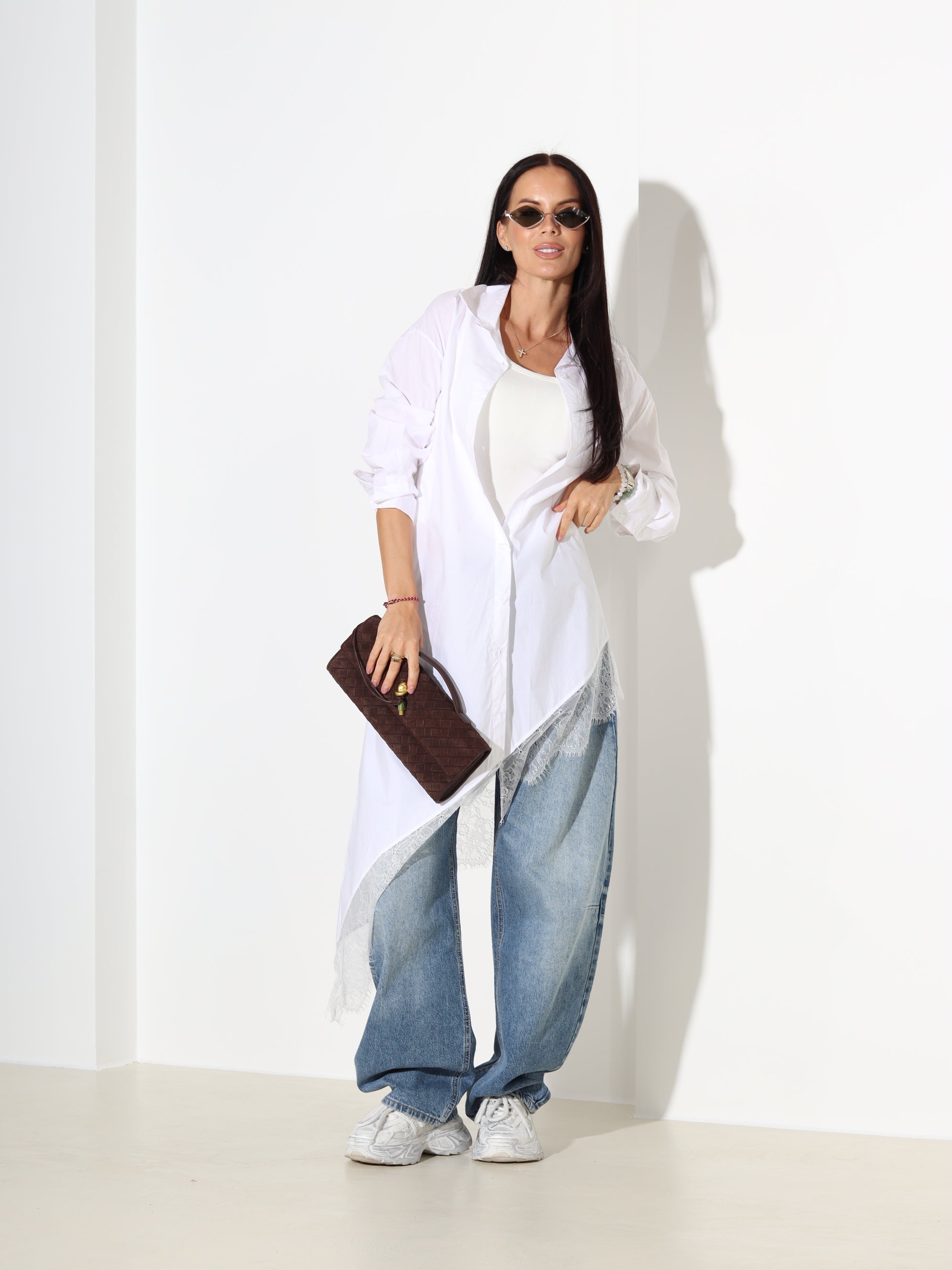 Balts krekls ar slīpu apakšmalu un mežģīni - 18138