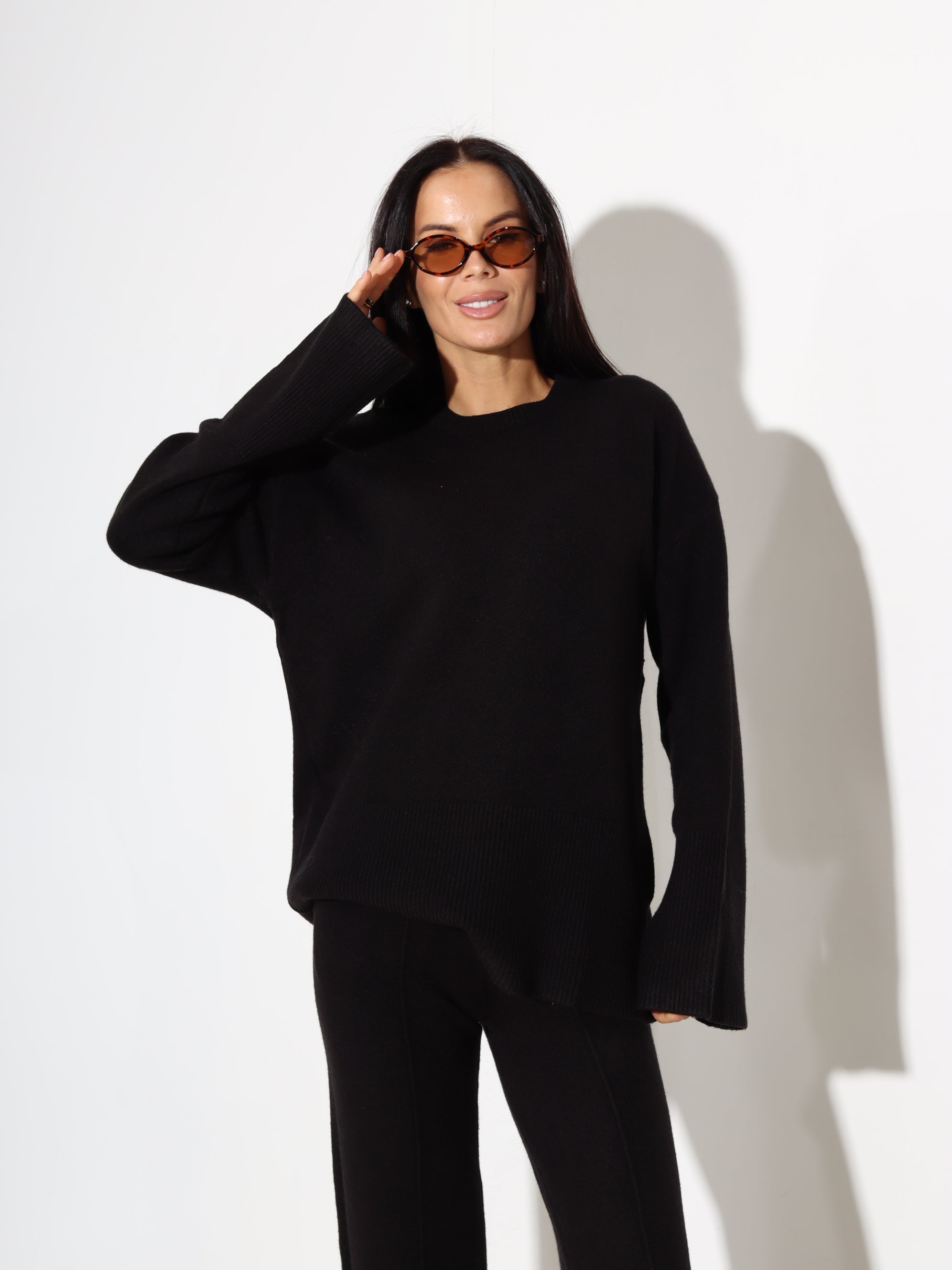 Melns adīts komplets ar pagarinātu džemperi un šķēlumiem bikšu galos - 17915