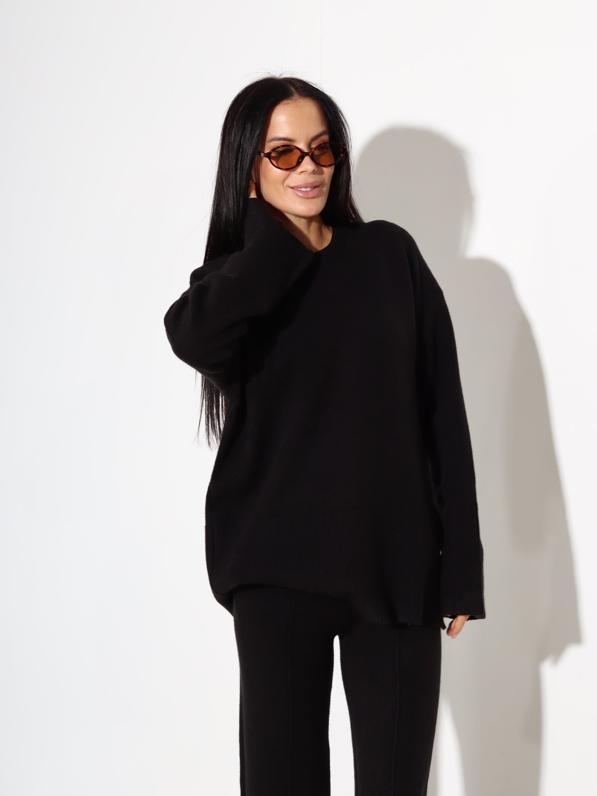 Melns adīts komplets ar pagarinātu džemperi un šķēlumiem bikšu galos - 17915