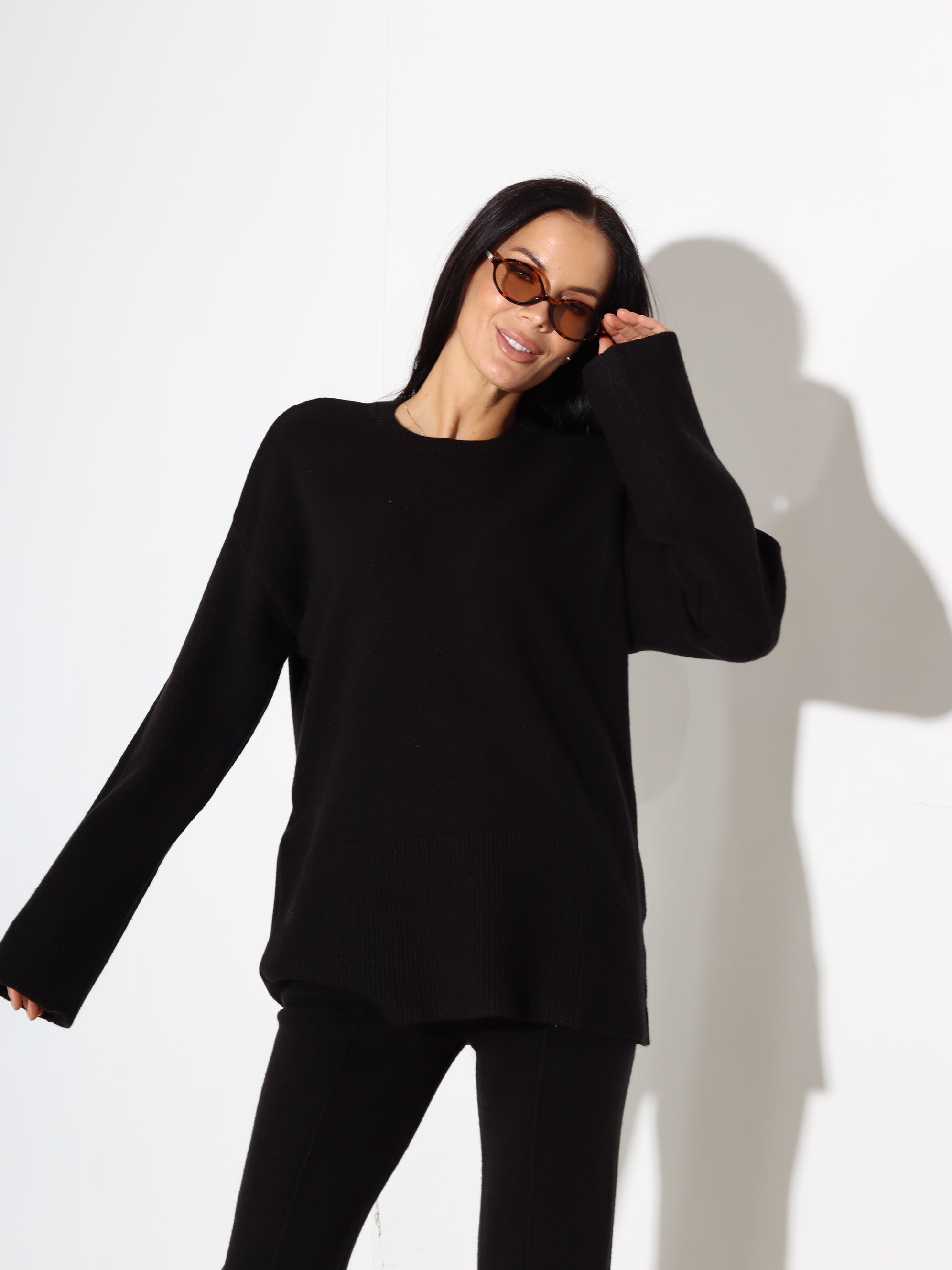 Melns adīts komplets ar pagarinātu džemperi un šķēlumiem bikšu galos - 17915