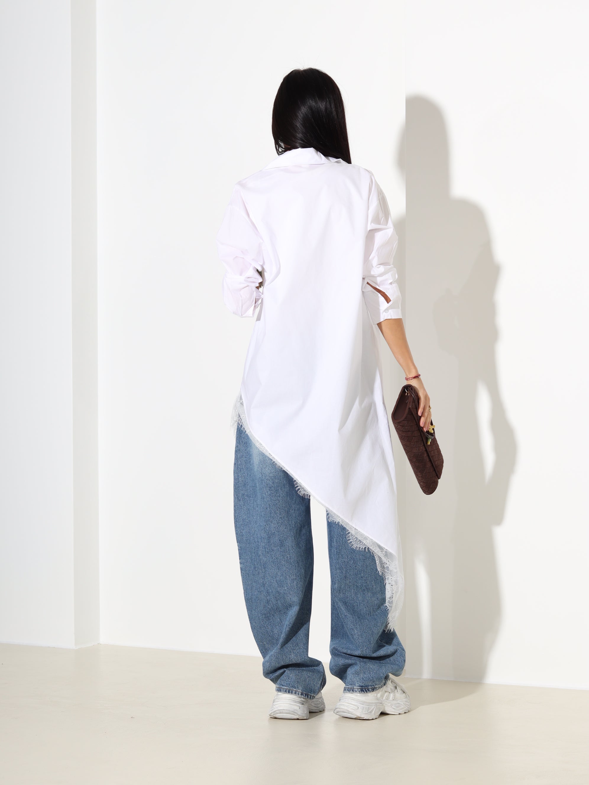 Balts krekls ar slīpu apakšmalu un mežģīni - 18138