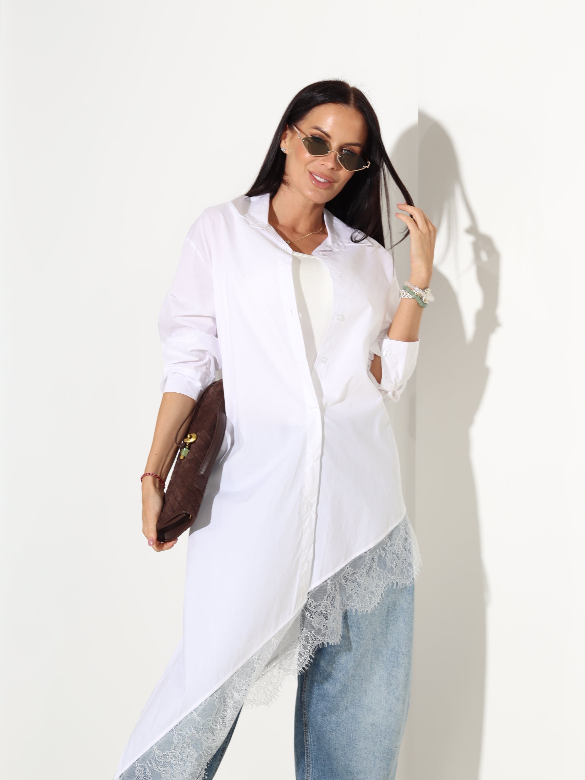 Balts krekls ar slīpu apakšmalu un mežģīni - 18138