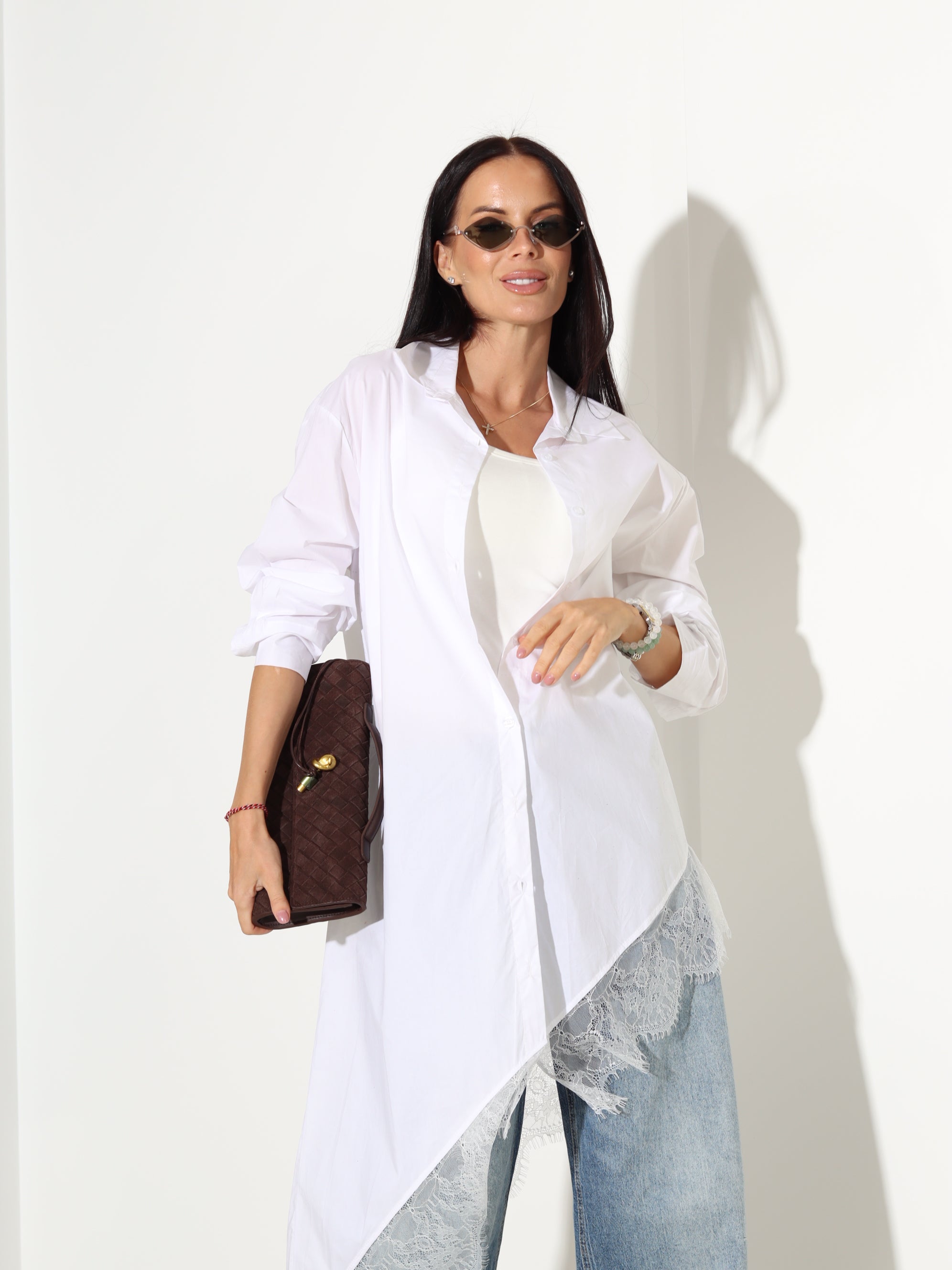 Balts krekls ar slīpu apakšmalu un mežģīni - 18138