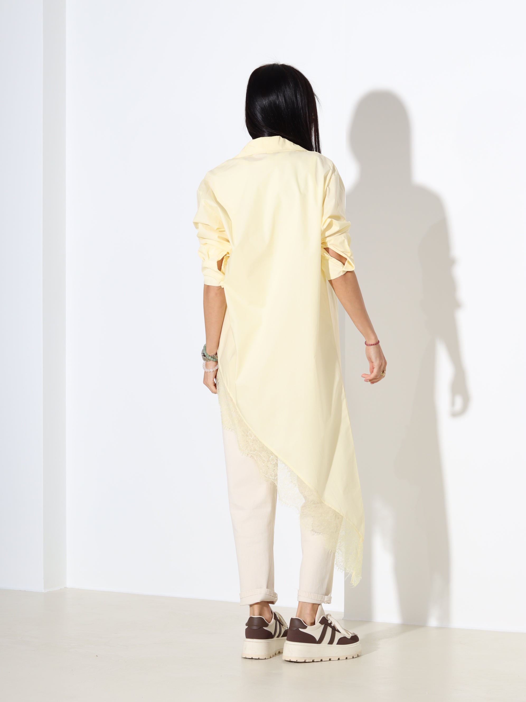 Dzeltens krekls ar slīpu apakšmalu un mežģīni - 18139