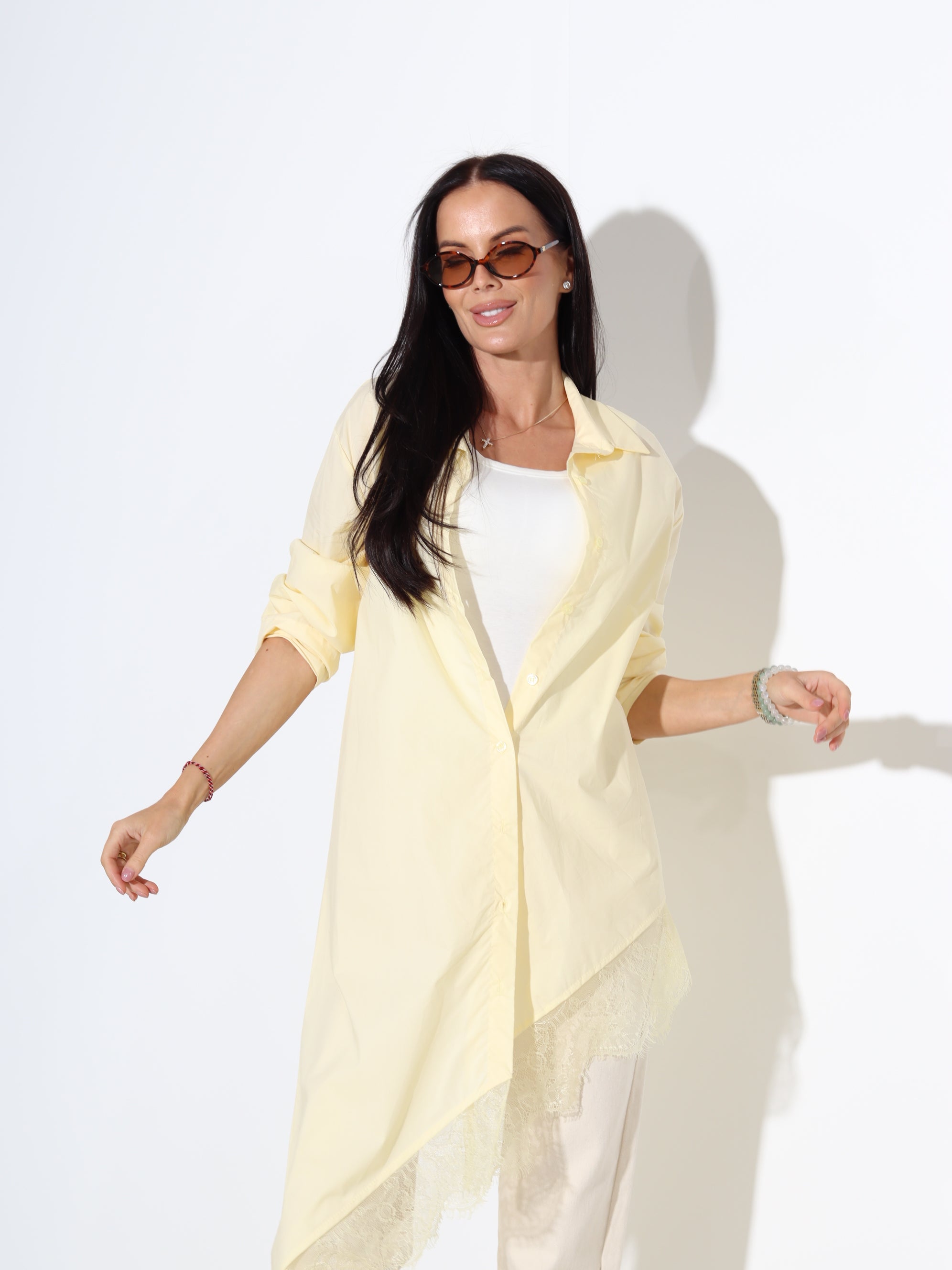 Dzeltens krekls ar slīpu apakšmalu un mežģīni - 18139