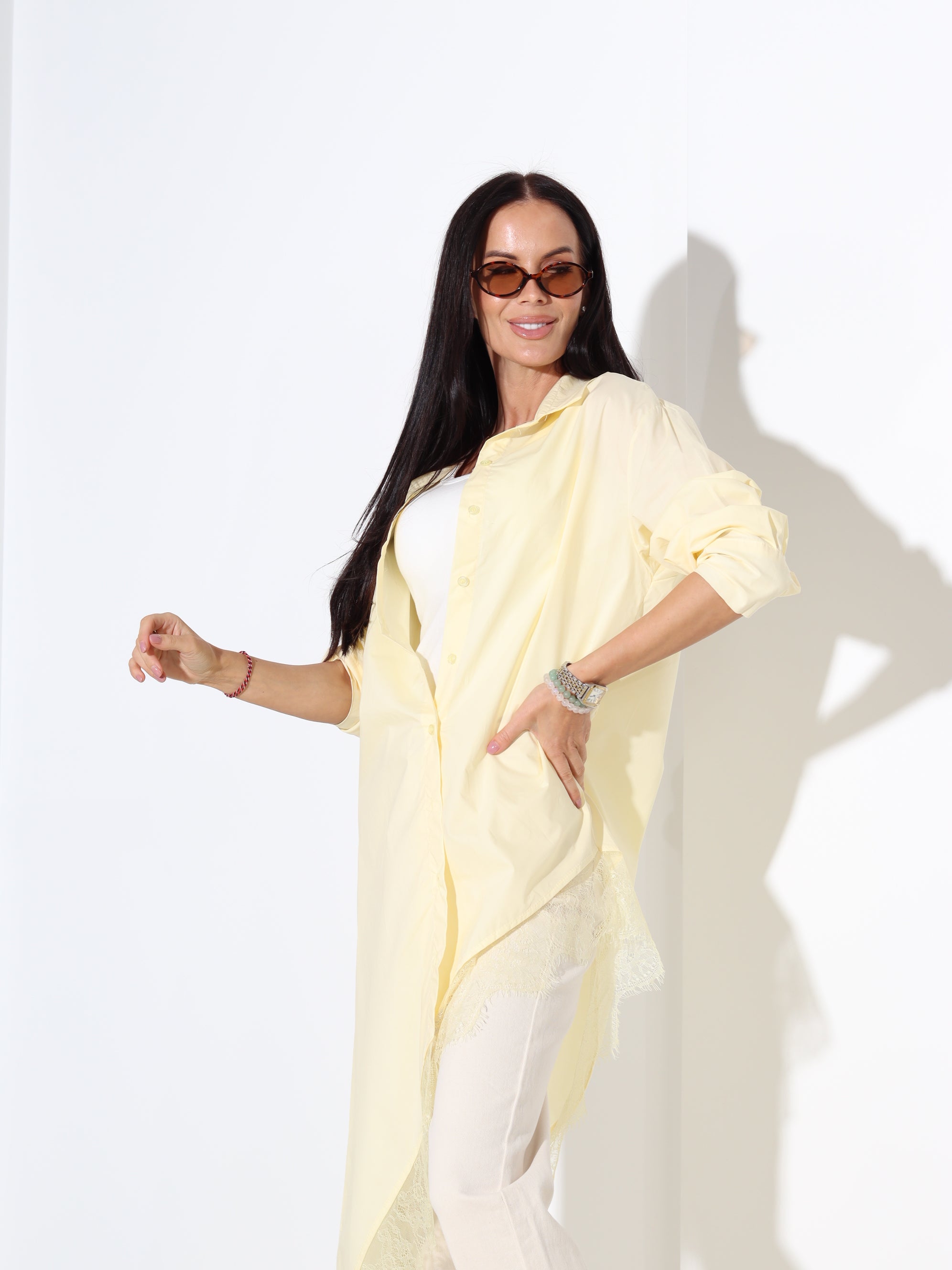 Dzeltens krekls ar slīpu apakšmalu un mežģīni - 18139