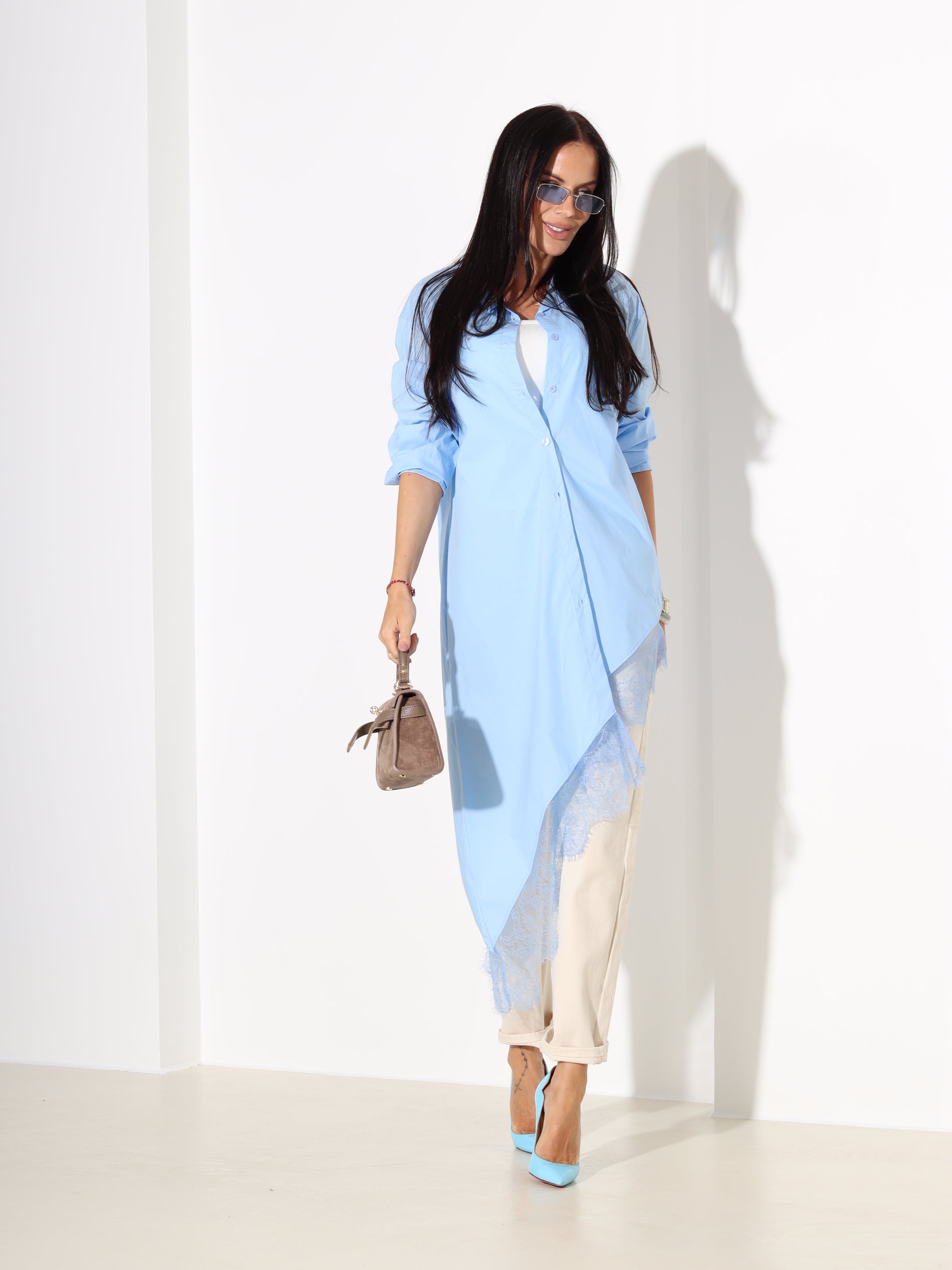 Zils krekls ar slīpu apakšmalu un mežģīni - 18140