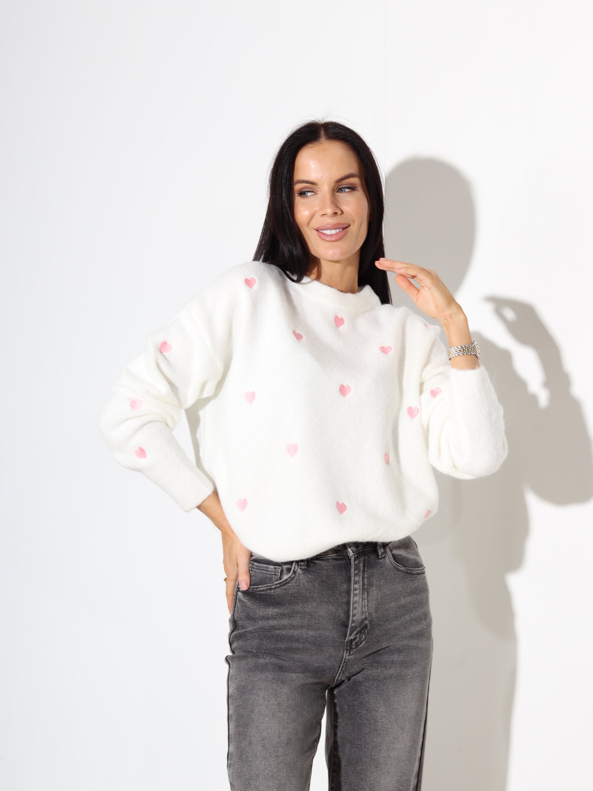 Balts, adīts džemperis ar rozā sirsniņu - 17962