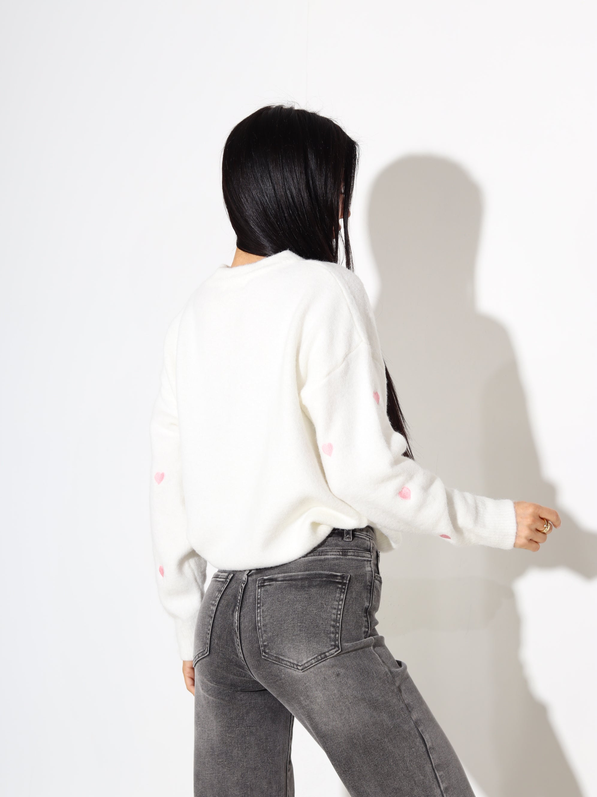 Balts, adīts džemperis ar rozā sirsniņu - 17962