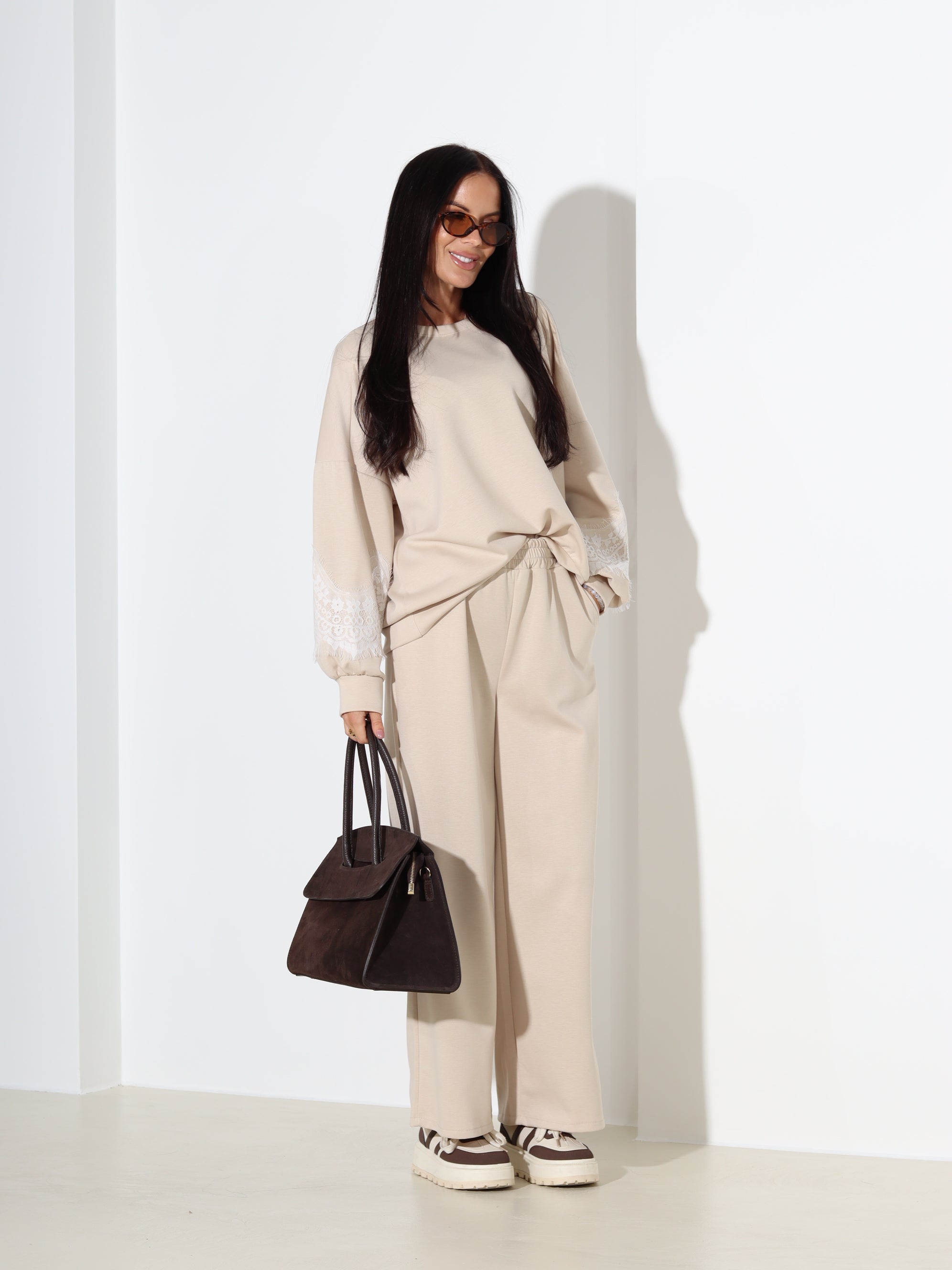 Bēšs komplekts ar mežģīnes akcentu piedurknē – 18193