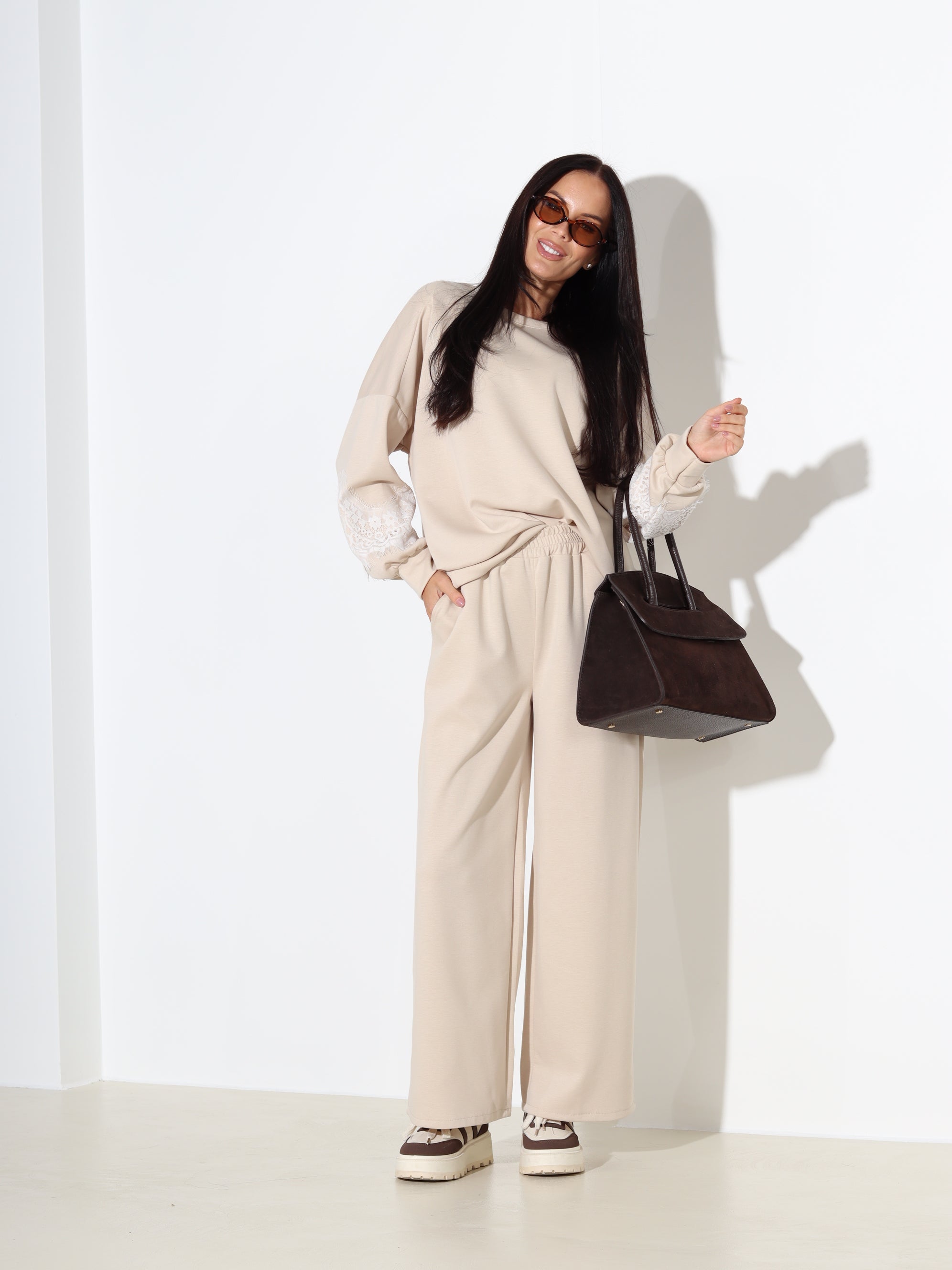 Bēšs komplekts ar mežģīnes akcentu piedurknē – 18193