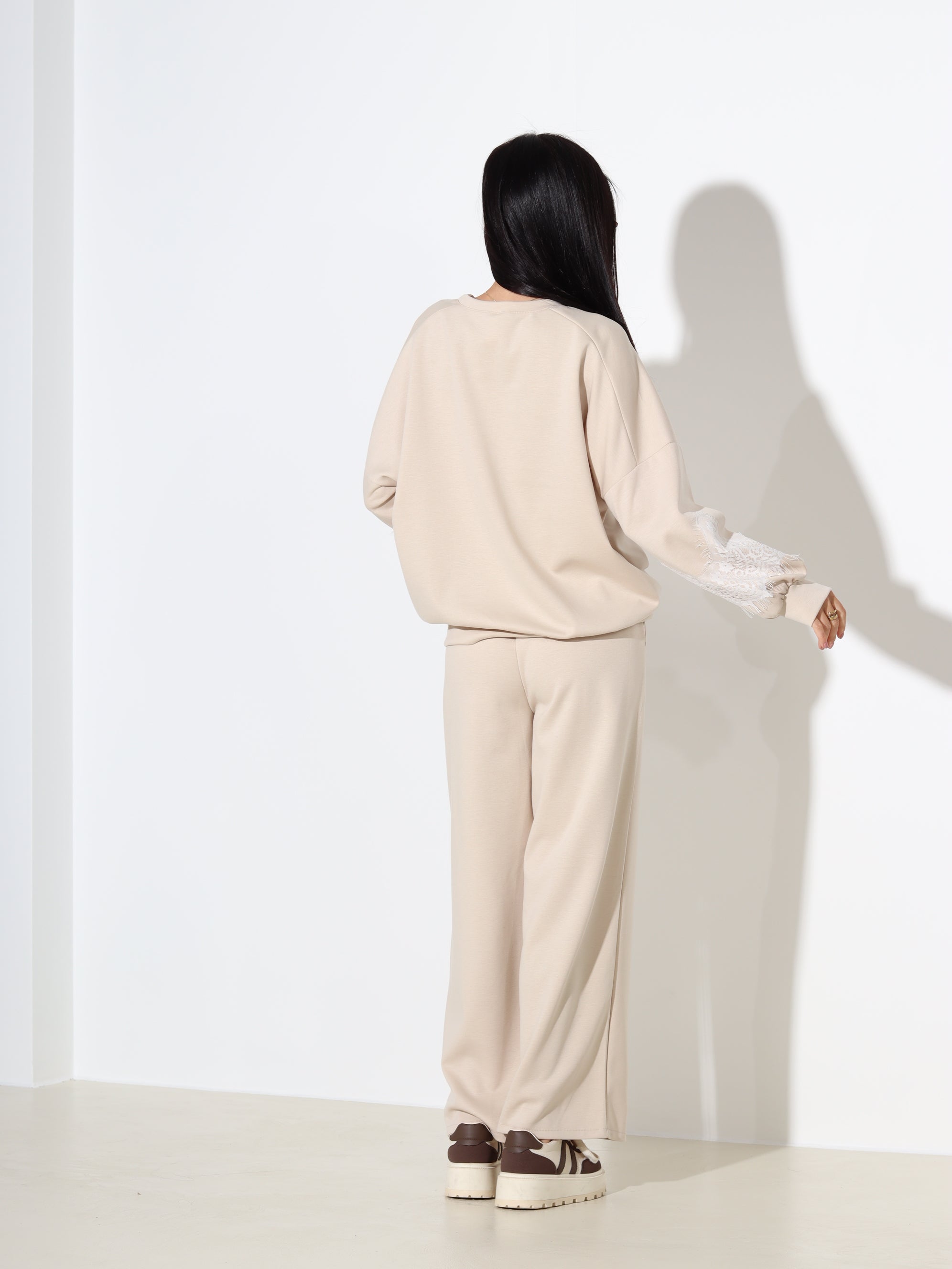 Bēšs komplekts ar mežģīnes akcentu piedurknē – 18193