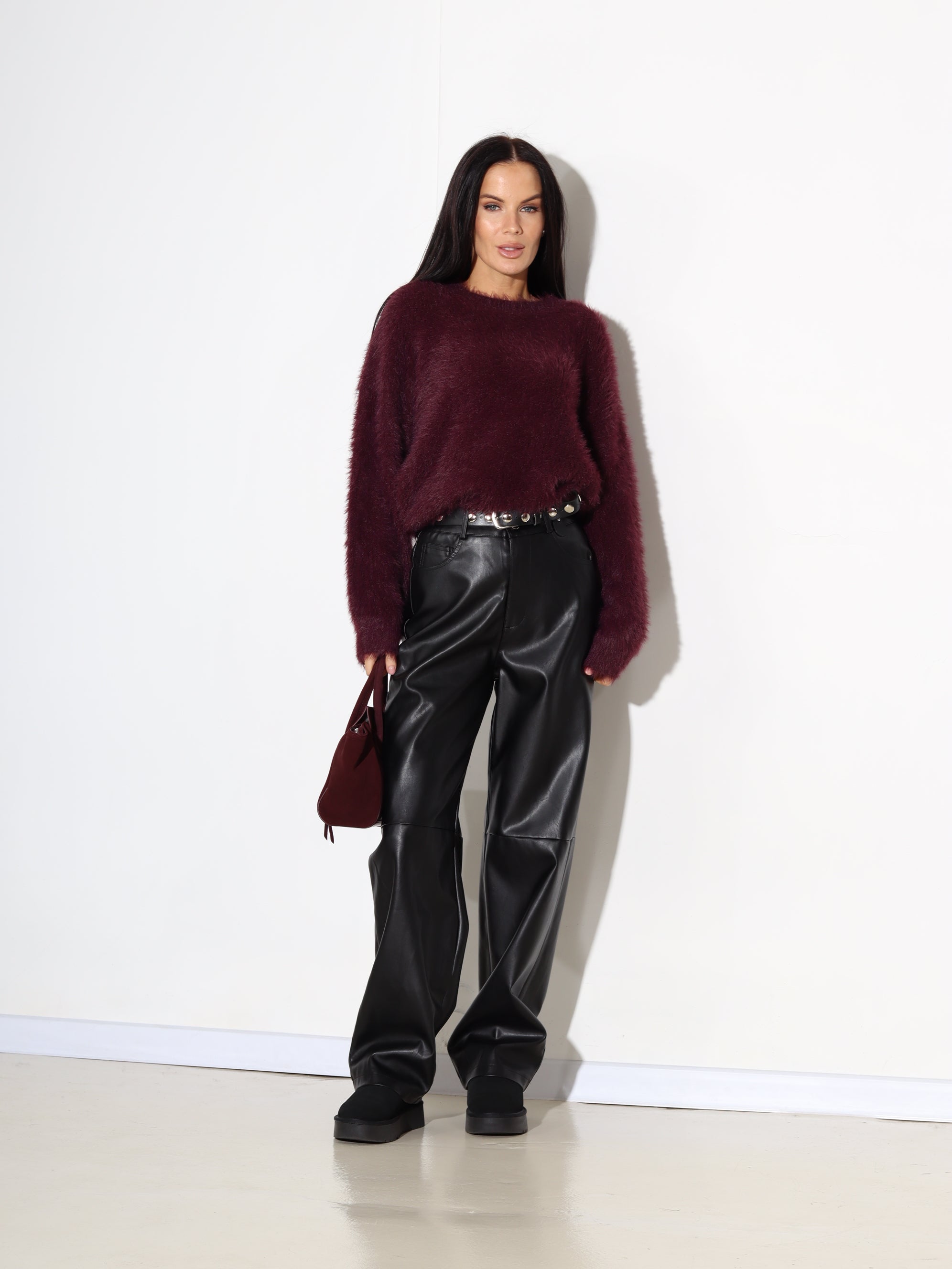 Melnas eko ādas bikses ar šuvi virs celi - 17956