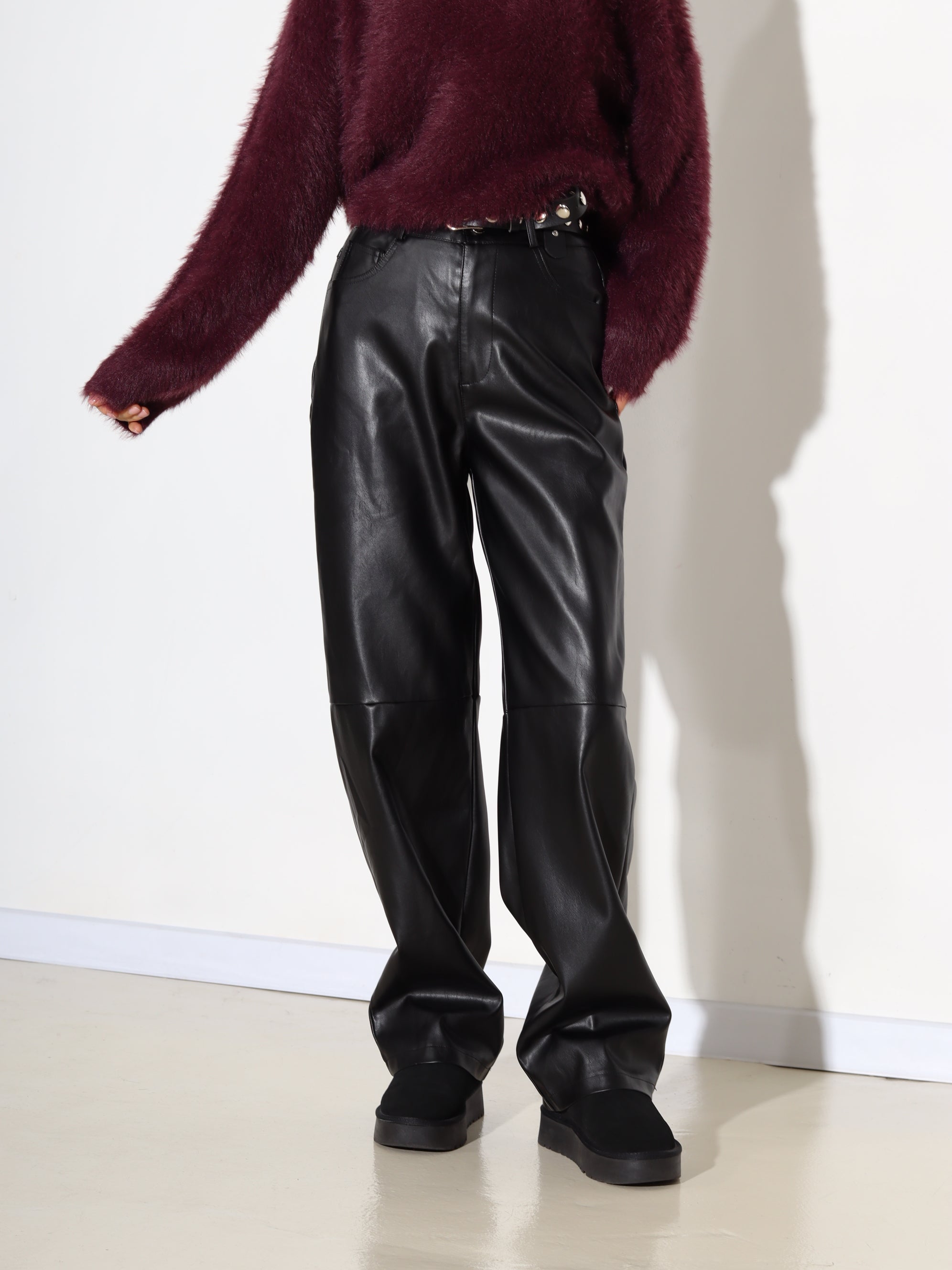Melnas eko ādas bikses ar šuvi virs celi - 17956