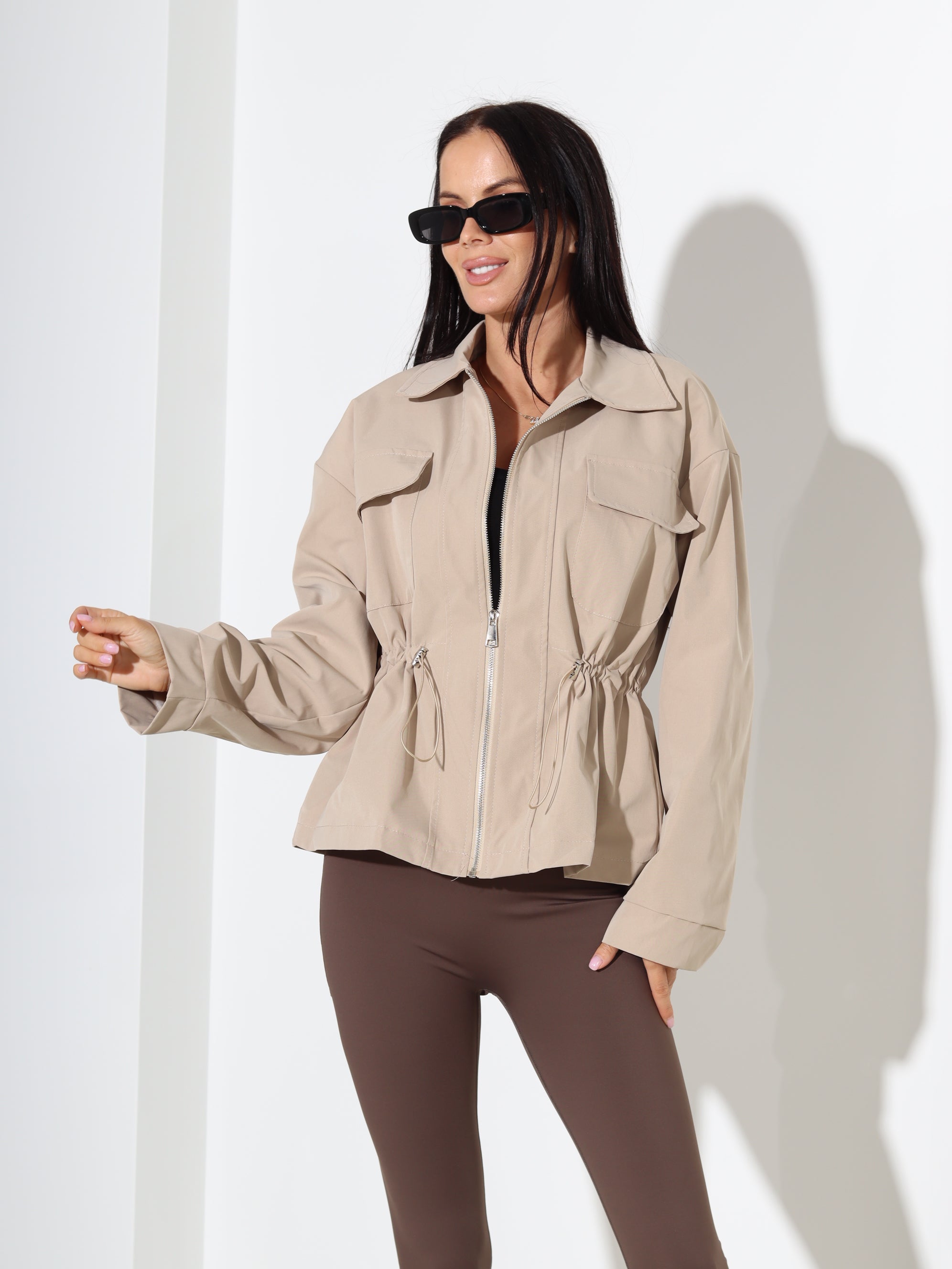 Brūna, īsa virsjaka/trecis ar savilkumu viduklī - 18406