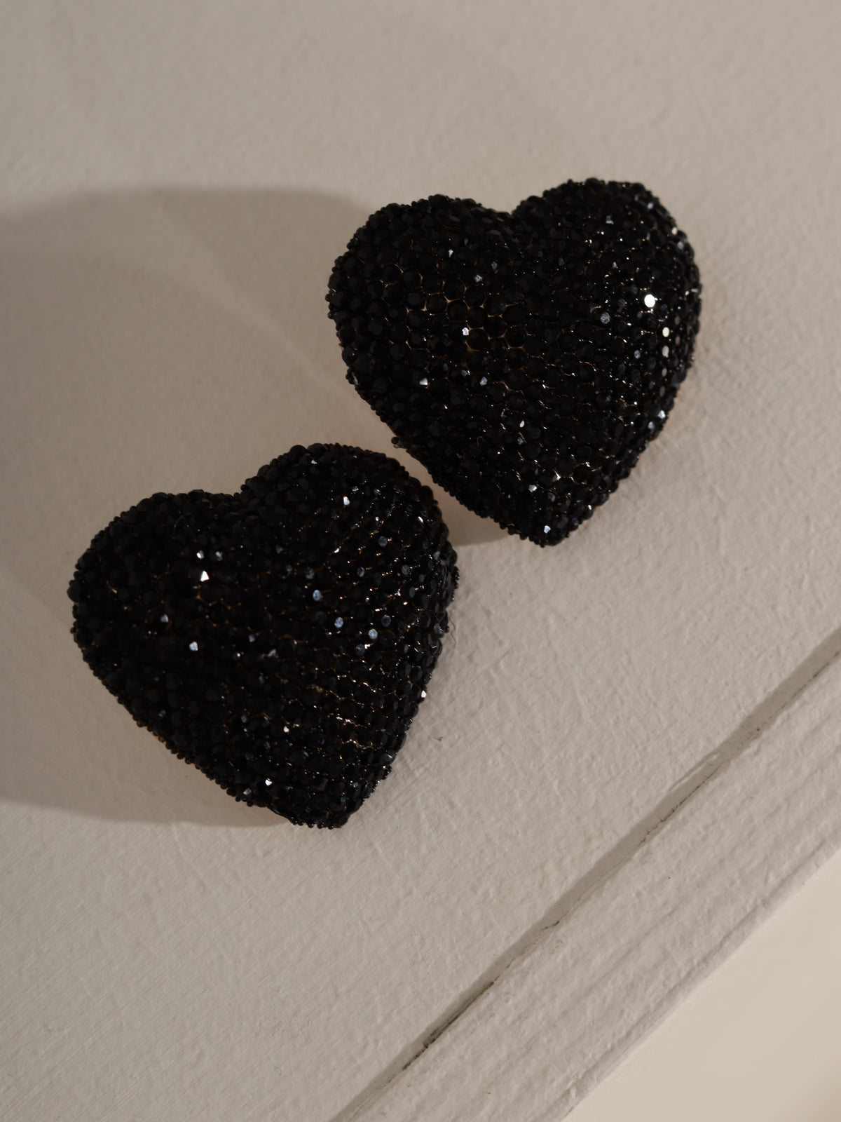 Melnas krāsas auskari 'Hearts' - 21098