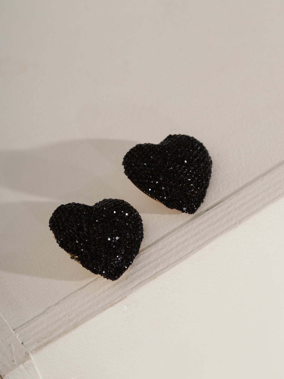 Melnas krāsas auskari 'Hearts' - 21098