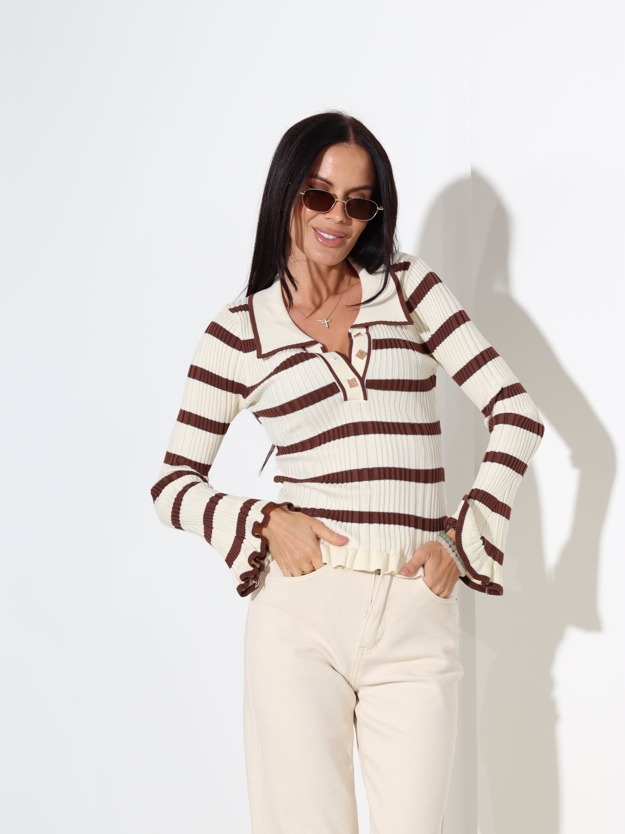 Bēšs adīts džemepris ar brūnām strīpām un zelta krāsas podziņām - 18181