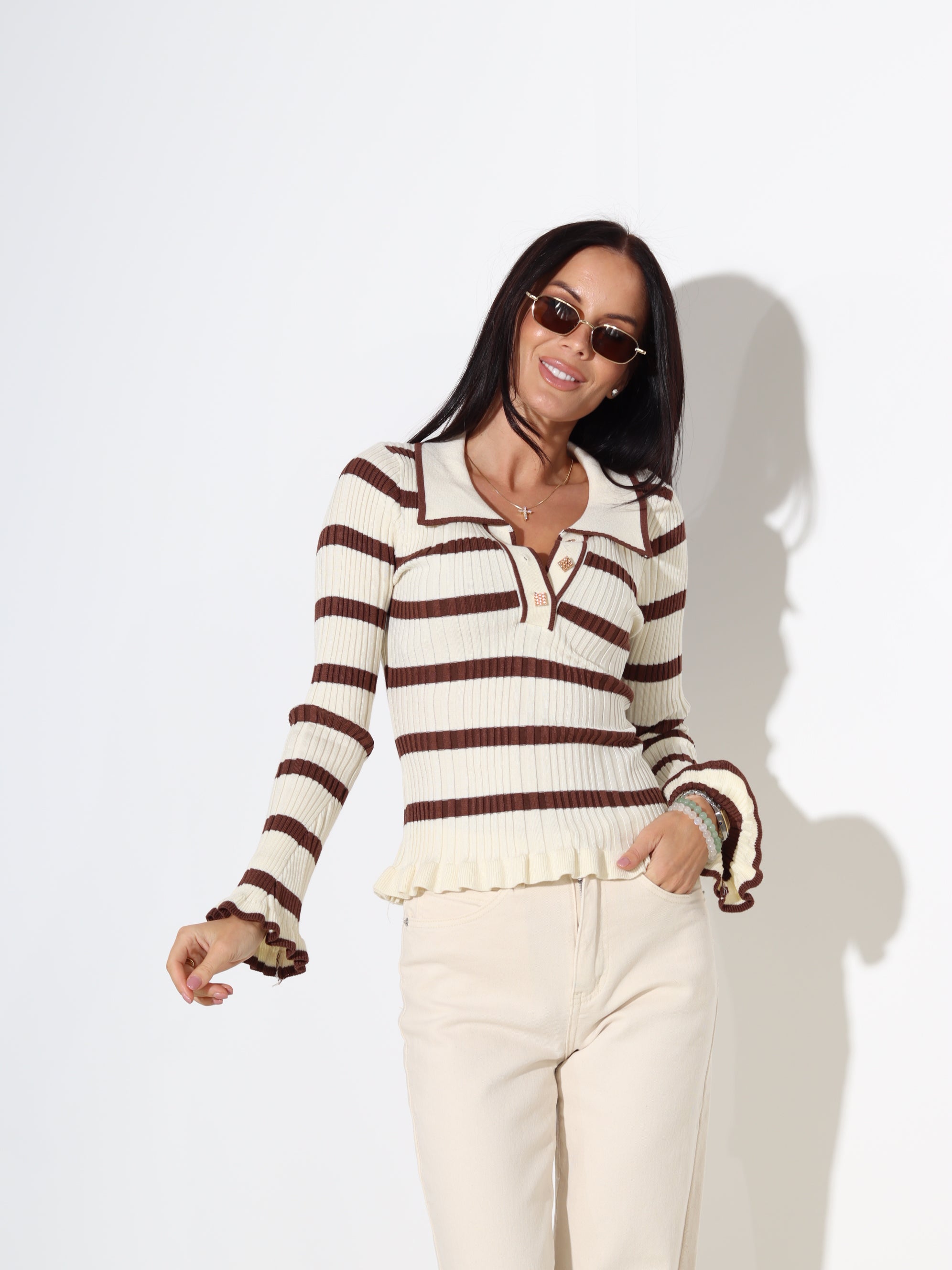 Bēšs adīts džemepris ar brūnām strīpām un zelta krāsas podziņām - 18181