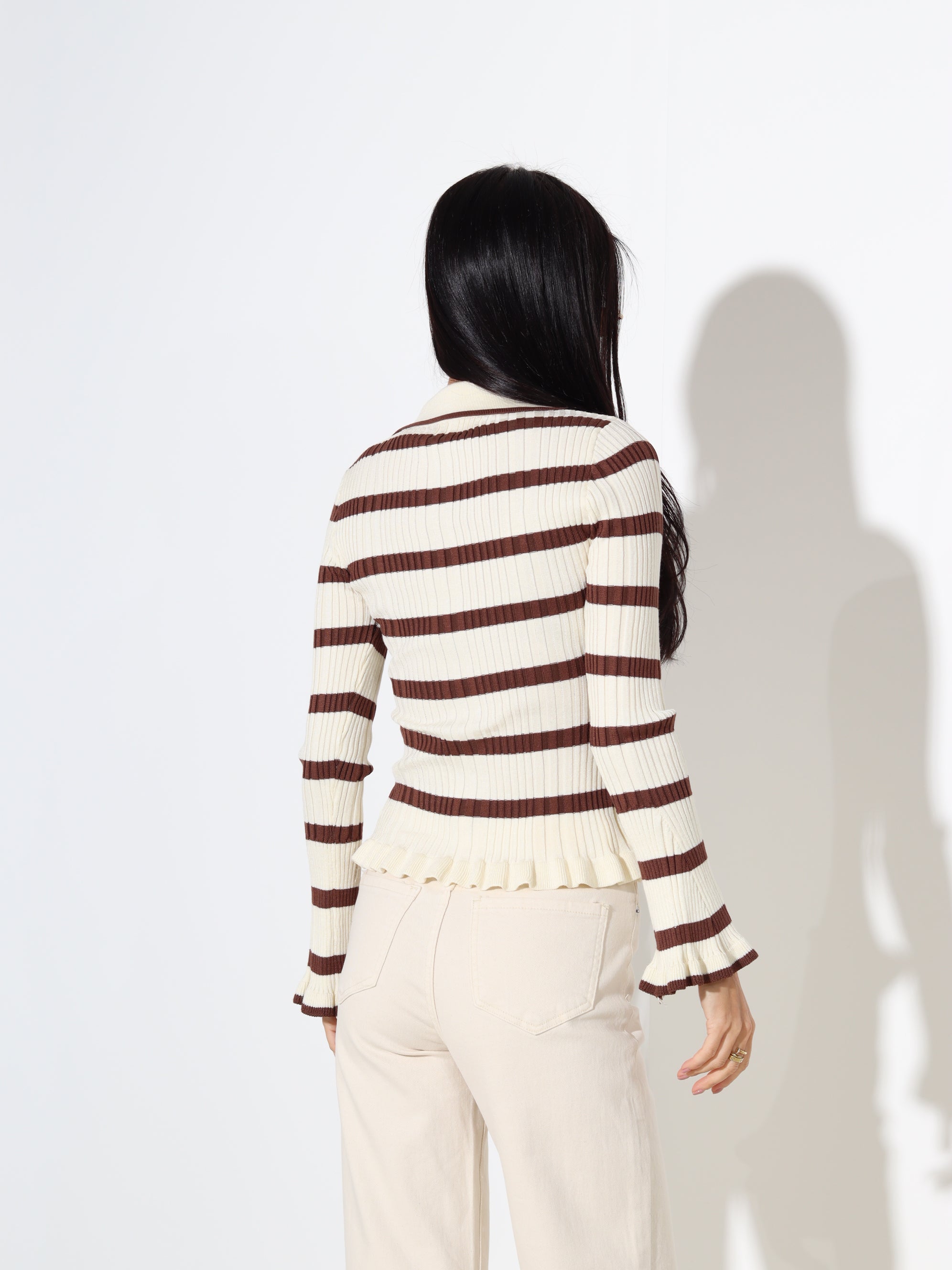 Bēšs adīts džemepris ar brūnām strīpām un zelta krāsas podziņām - 18181