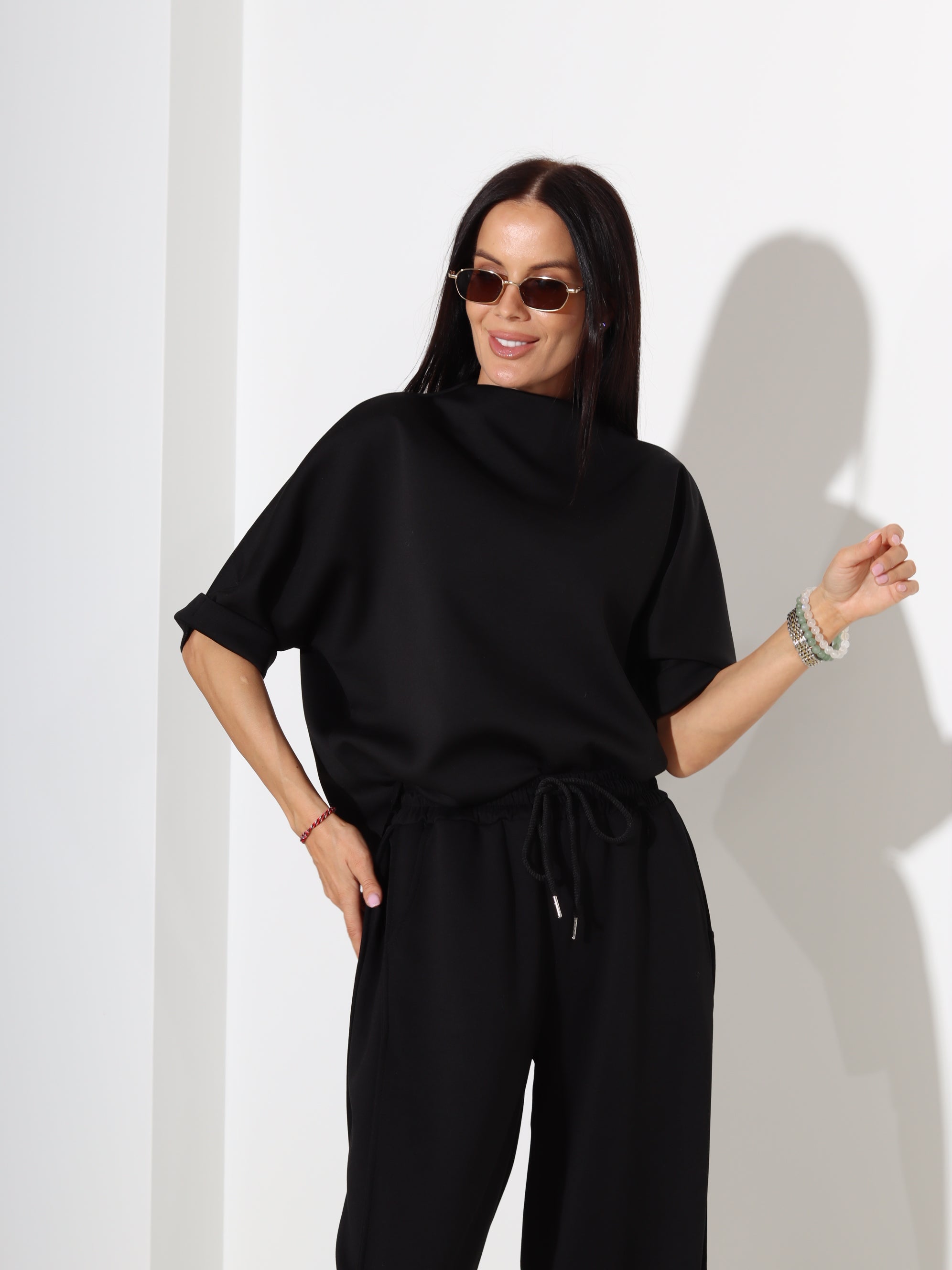 Melns, mīksta auduma tops ar īsām piedruknēm- 18433