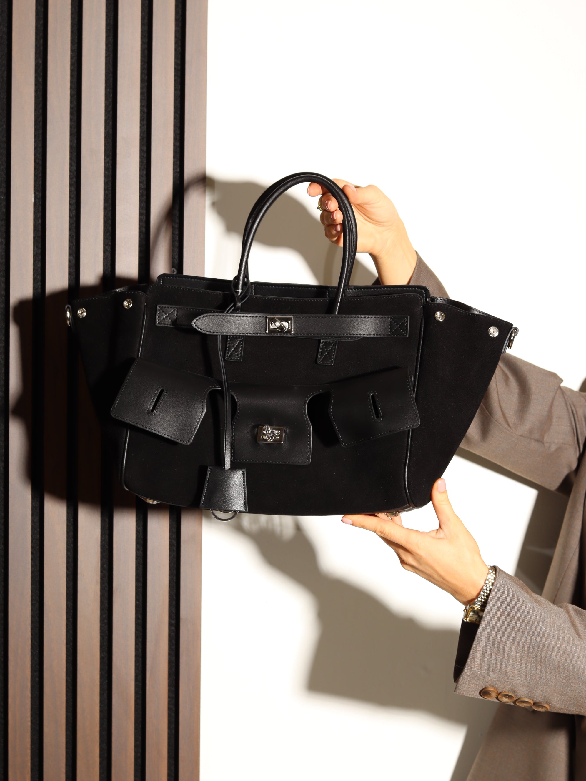 Melna d/zamšādas liela rokassoma ar dubultu aizdari - 17923