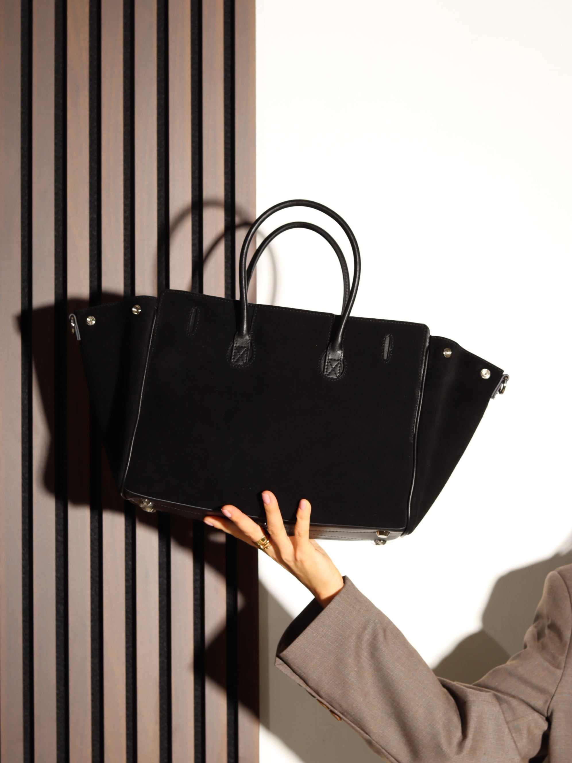 Melna d/zamšādas liela rokassoma ar dubultu aizdari - 17923