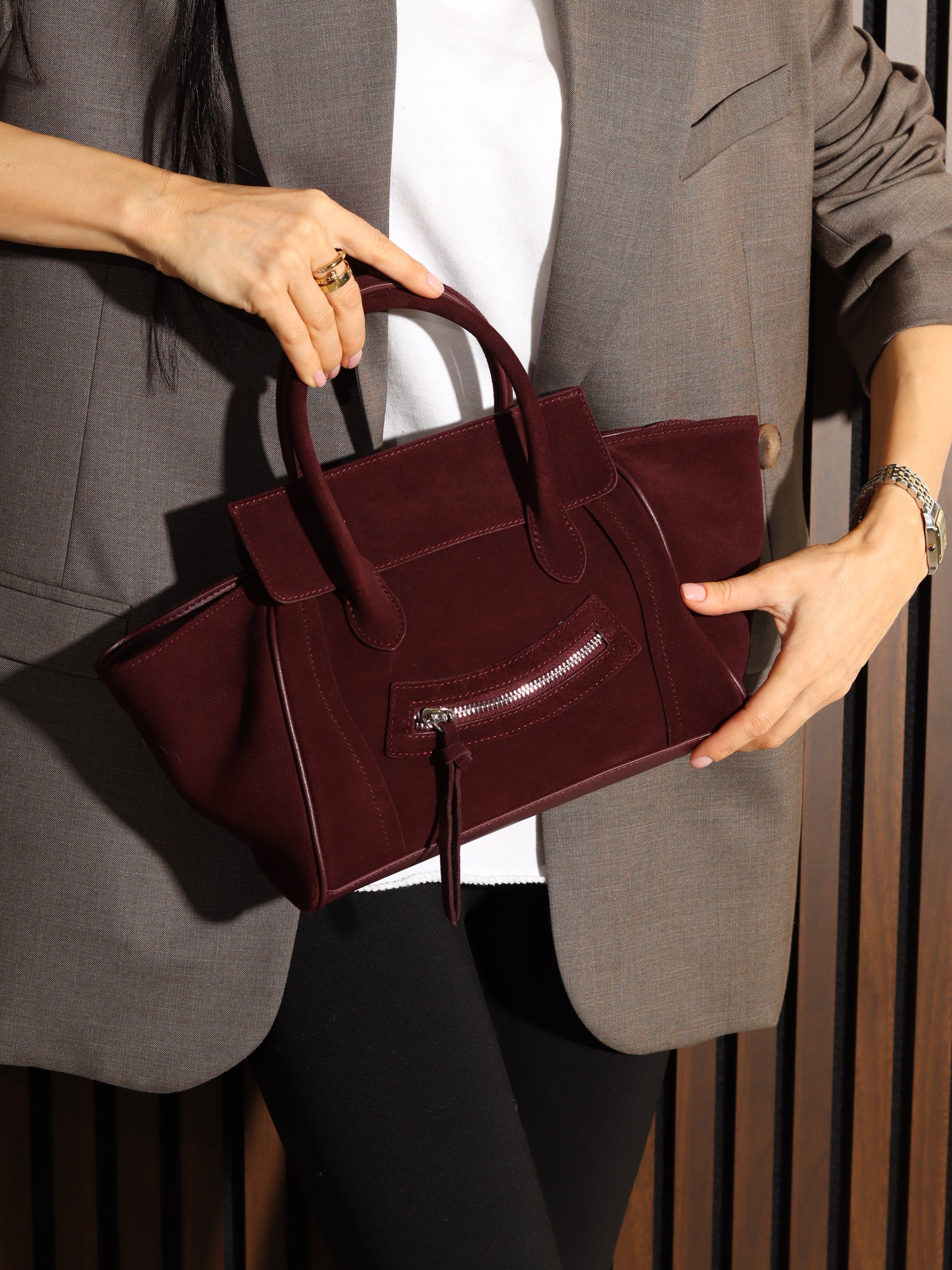 Bordo midi d/zamšādas soma ar dekoratīvu rāvējslēdzēju priekšpusē - 17939