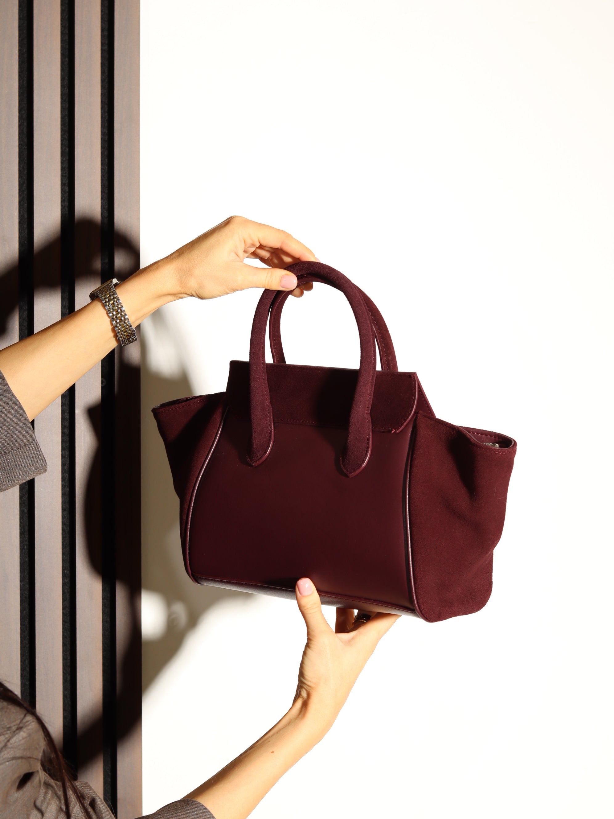 Bordo midi d/zamšādas soma ar dekoratīvu rāvējslēdzēju priekšpusē - 17939