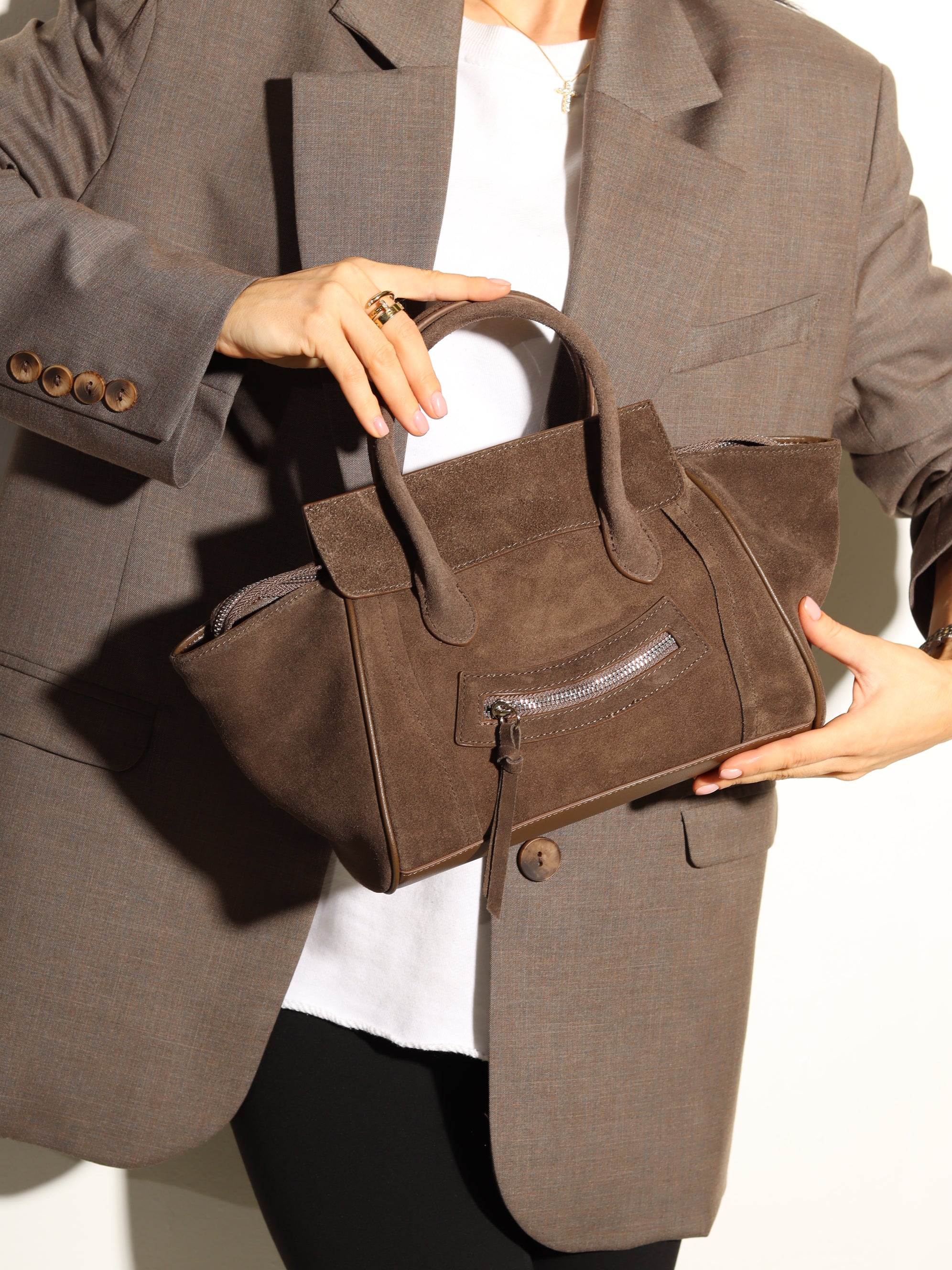 Zaļganbrūna midi d/zamšādas soma ar dekoratīvu rāvējslēdzēju priekšpusē - 17938