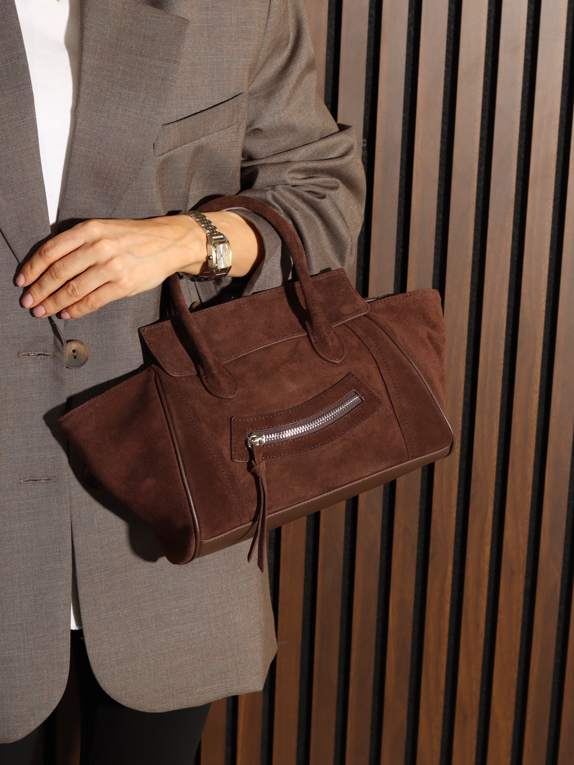 Brūna midi d/zamšādas soma ar dekoratīvu rāvējslēdzēju priekšpusē - 17940