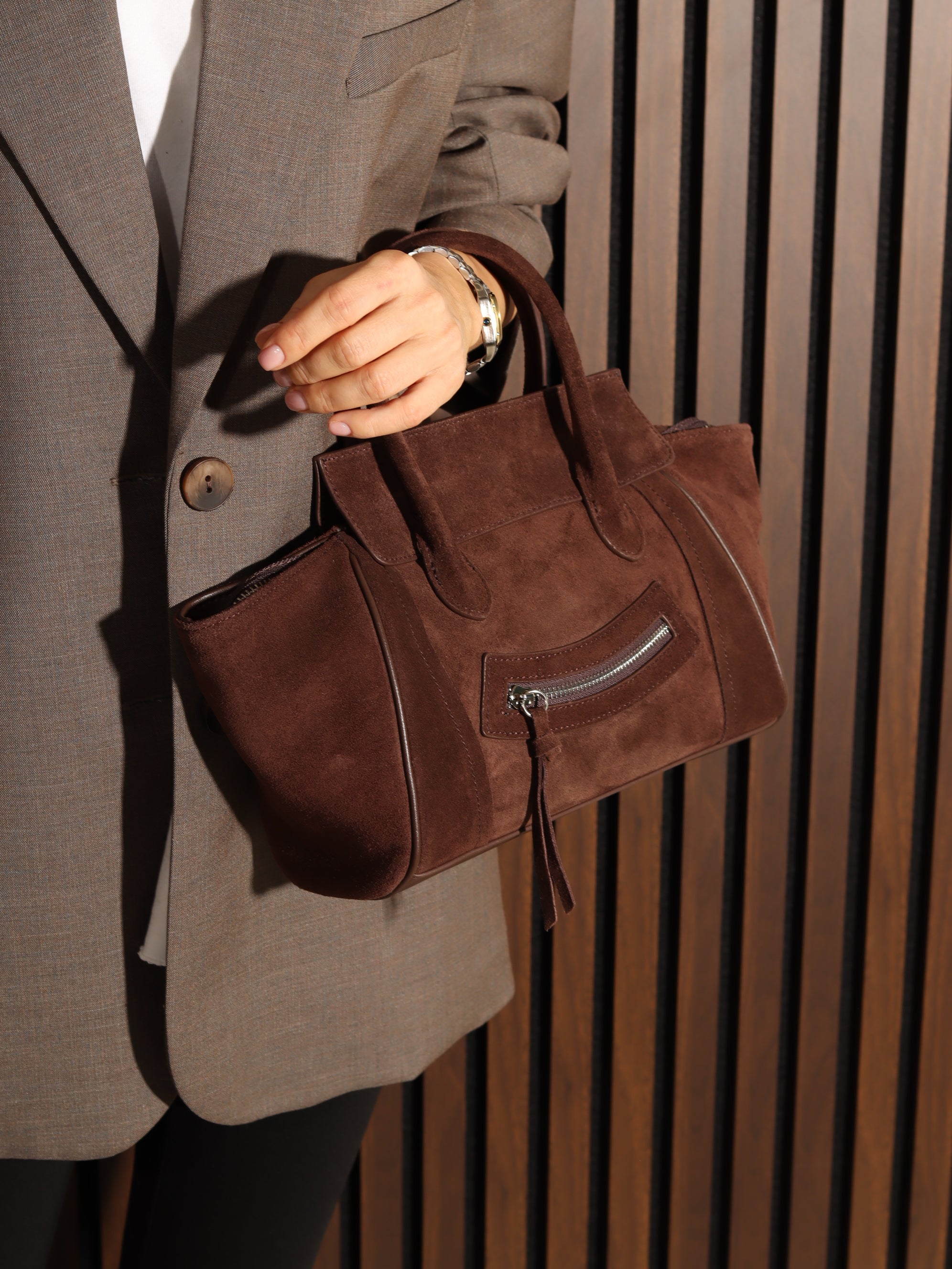 Brūna midi d/zamšādas soma ar dekoratīvu rāvējslēdzēju priekšpusē - 17940