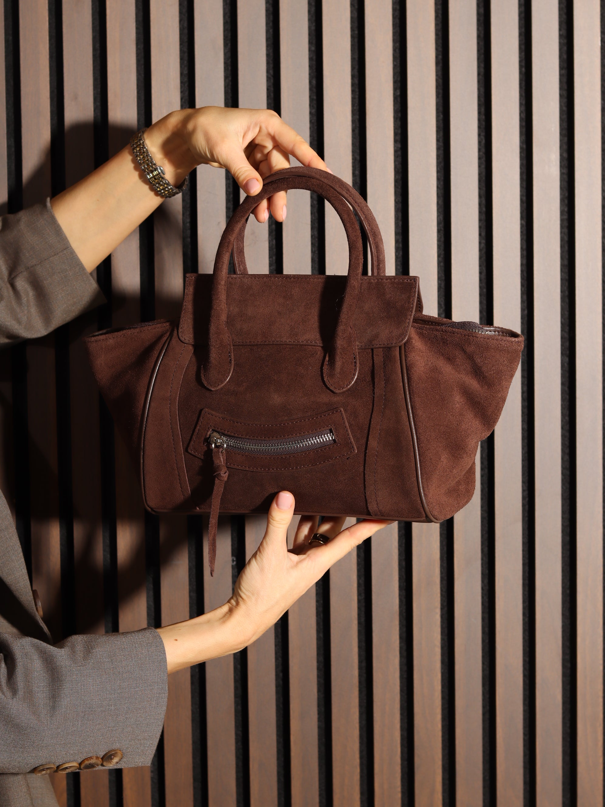 Brūna midi d/zamšādas soma ar dekoratīvu rāvējslēdzēju priekšpusē - 17940